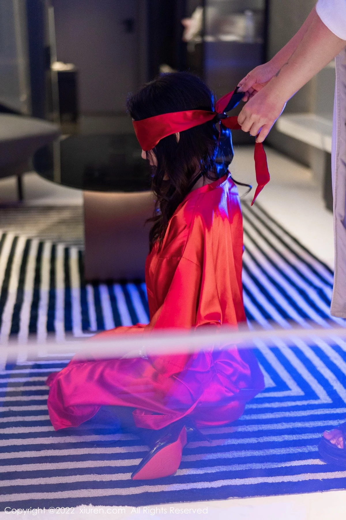 [[XiuRen秀人网]秀人网]No.5586_模特laura阿姣性感红色睡裙露黑色情趣内衣配蕾丝吊袜诱惑写真76P