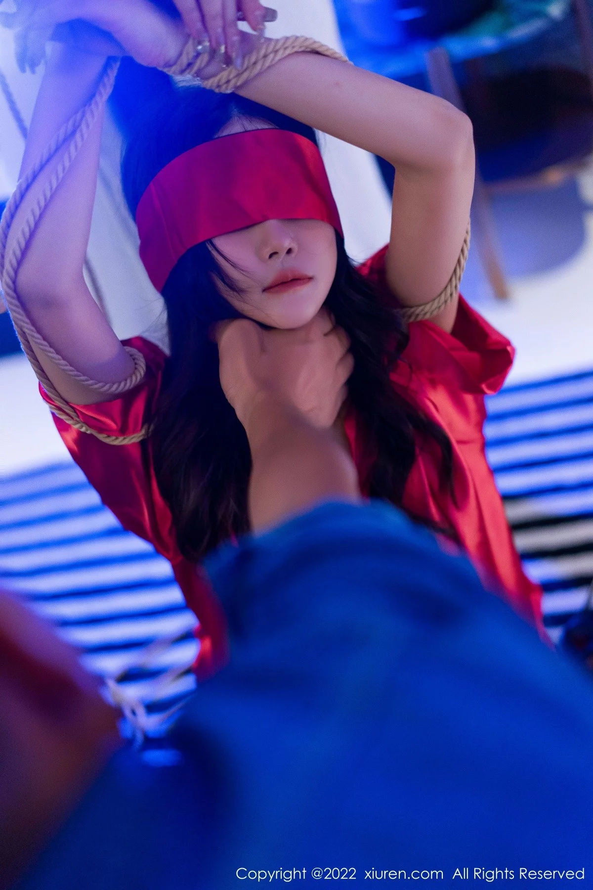 [[XiuRen秀人网]秀人网]No.5586_模特laura阿姣性感红色睡裙露黑色情趣内衣配蕾丝吊袜诱惑写真76P