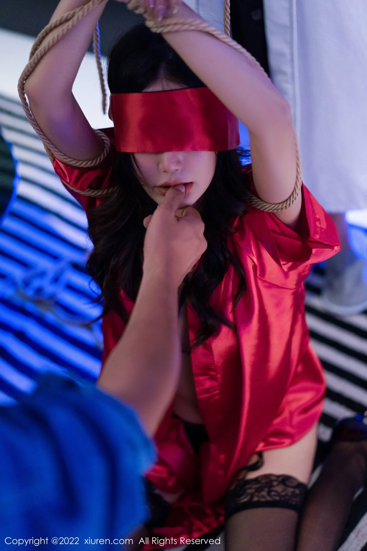 [[XiuRen秀人网]秀人网]No.5586_模特laura阿姣性感红色睡裙露黑色情趣内衣配蕾丝吊袜诱惑写真76P