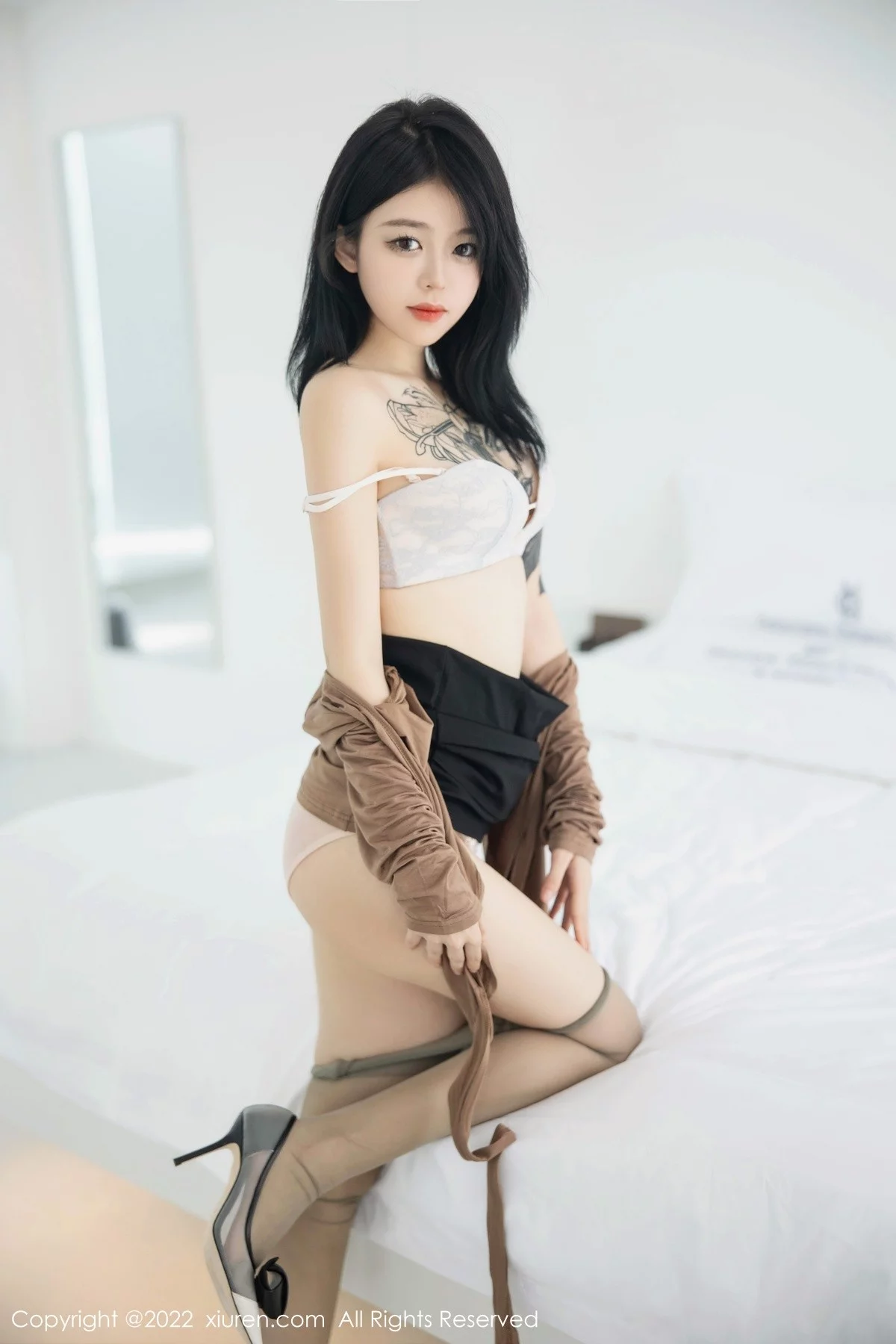 [[XiuRen秀人网]秀人网]No.5587_模特奶瓶大理旅拍杏色衣配黑短裙露浅色内衣杏色丝袜诱惑写真100P