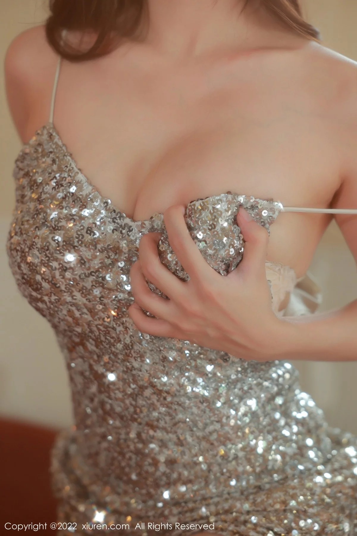 [[XiuRen秀人网]秀人网]No.5584_模特尹甜甜生日派对主题性感闪亮吊带连衣裙秀丰满身材诱惑写真63P