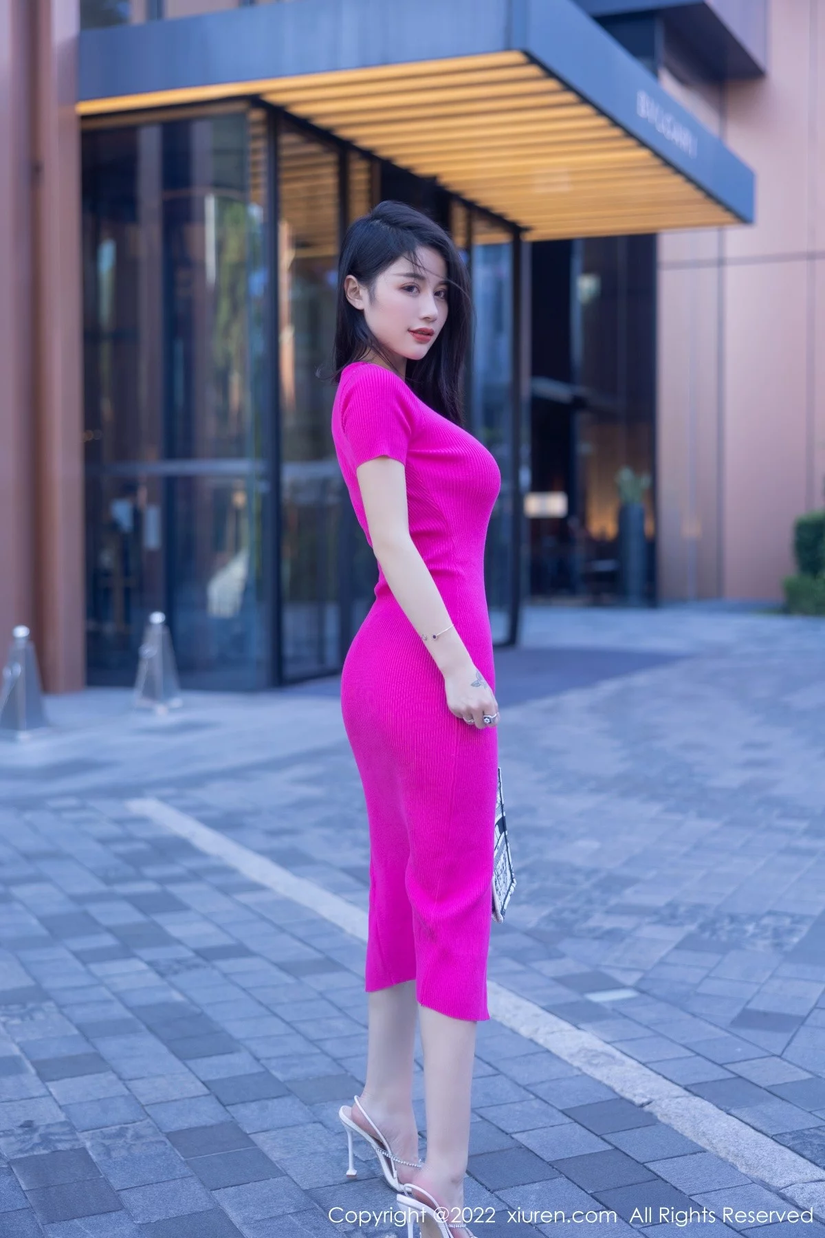 [[XiuRen秀人网]秀人网]No.5582_模特美七Mia西双版纳旅拍性感粉红连衣长裙秀惹火身材诱惑写真81P