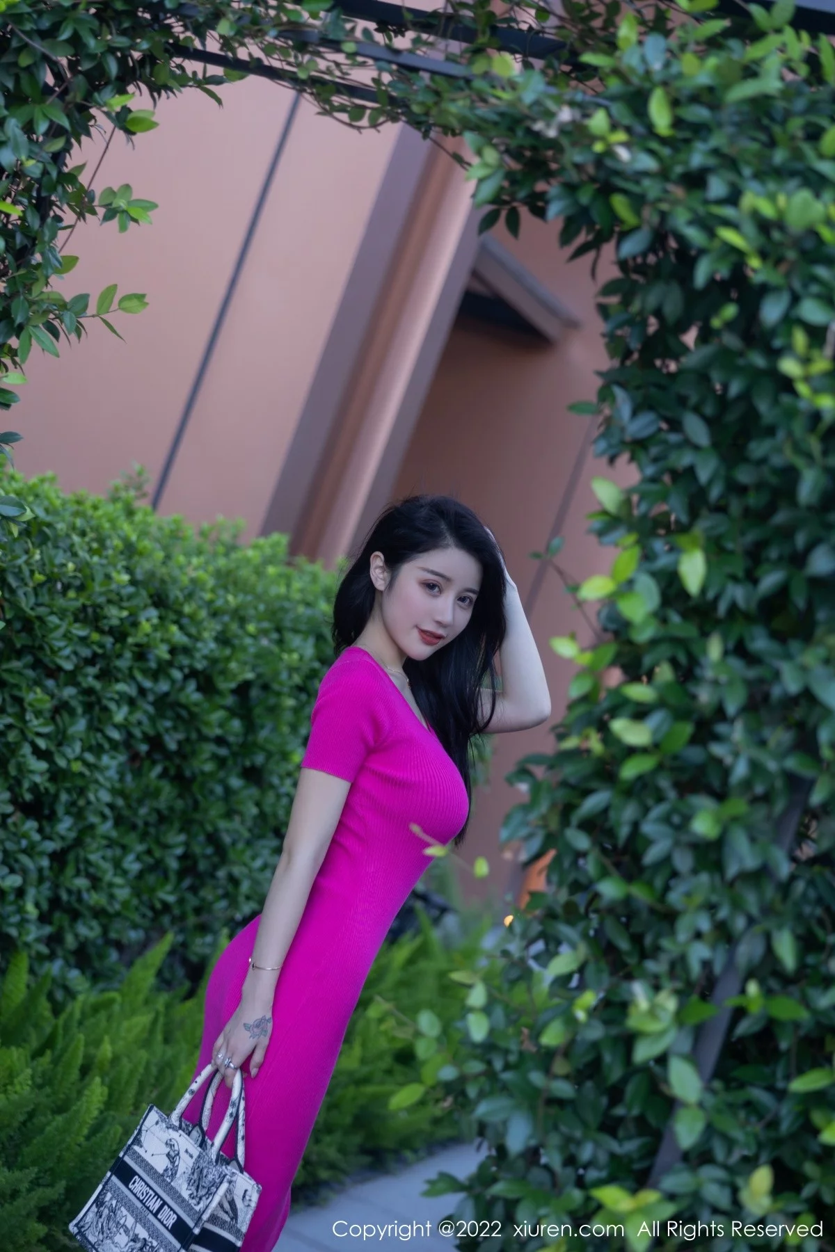 [[XiuRen秀人网]秀人网]No.5582_模特美七Mia西双版纳旅拍性感粉红连衣长裙秀惹火身材诱惑写真81P