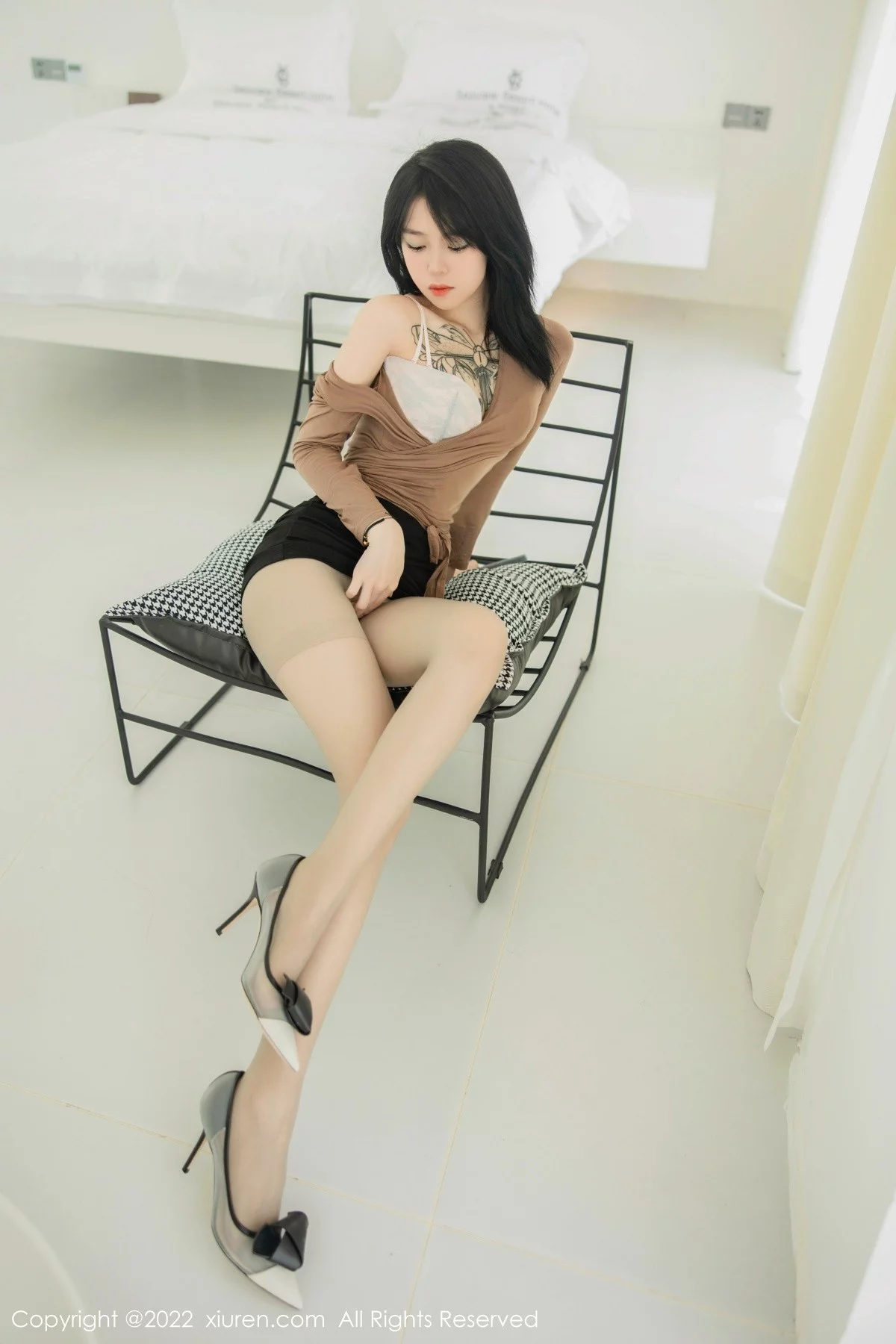 [[XiuRen秀人网]秀人网]No.5587_模特奶瓶大理旅拍杏色衣配黑短裙露浅色内衣杏色丝袜诱惑写真100P