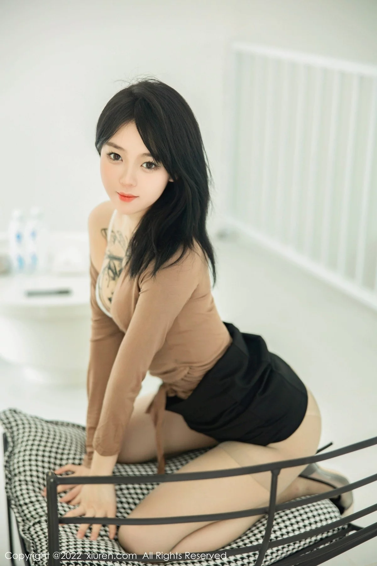 [[XiuRen秀人网]秀人网]No.5587_模特奶瓶大理旅拍杏色衣配黑短裙露浅色内衣杏色丝袜诱惑写真100P