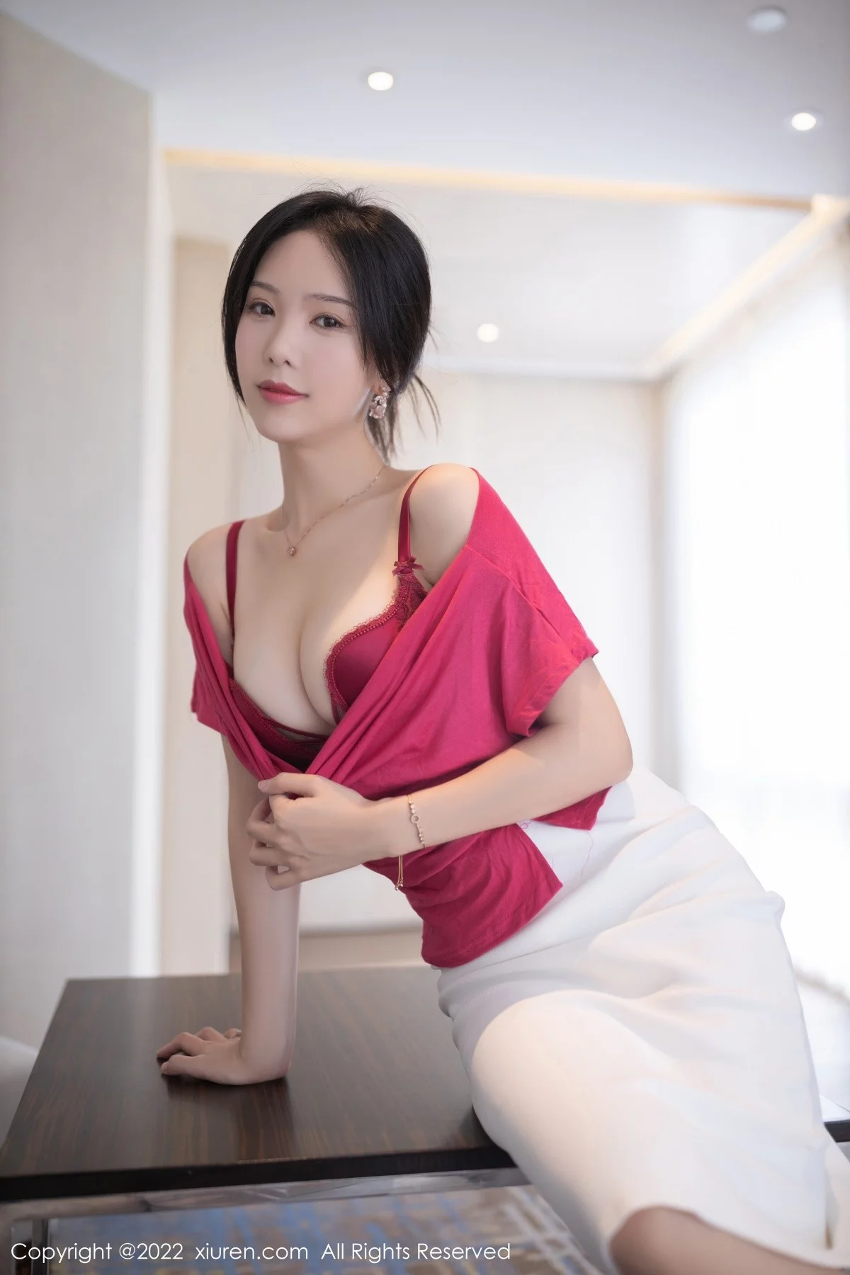 [[XiuRen秀人网]秀人网]No.5588_模特利世人妻角色玫红色上衣配白短裙露红色蕾丝内衣诱惑写真82P