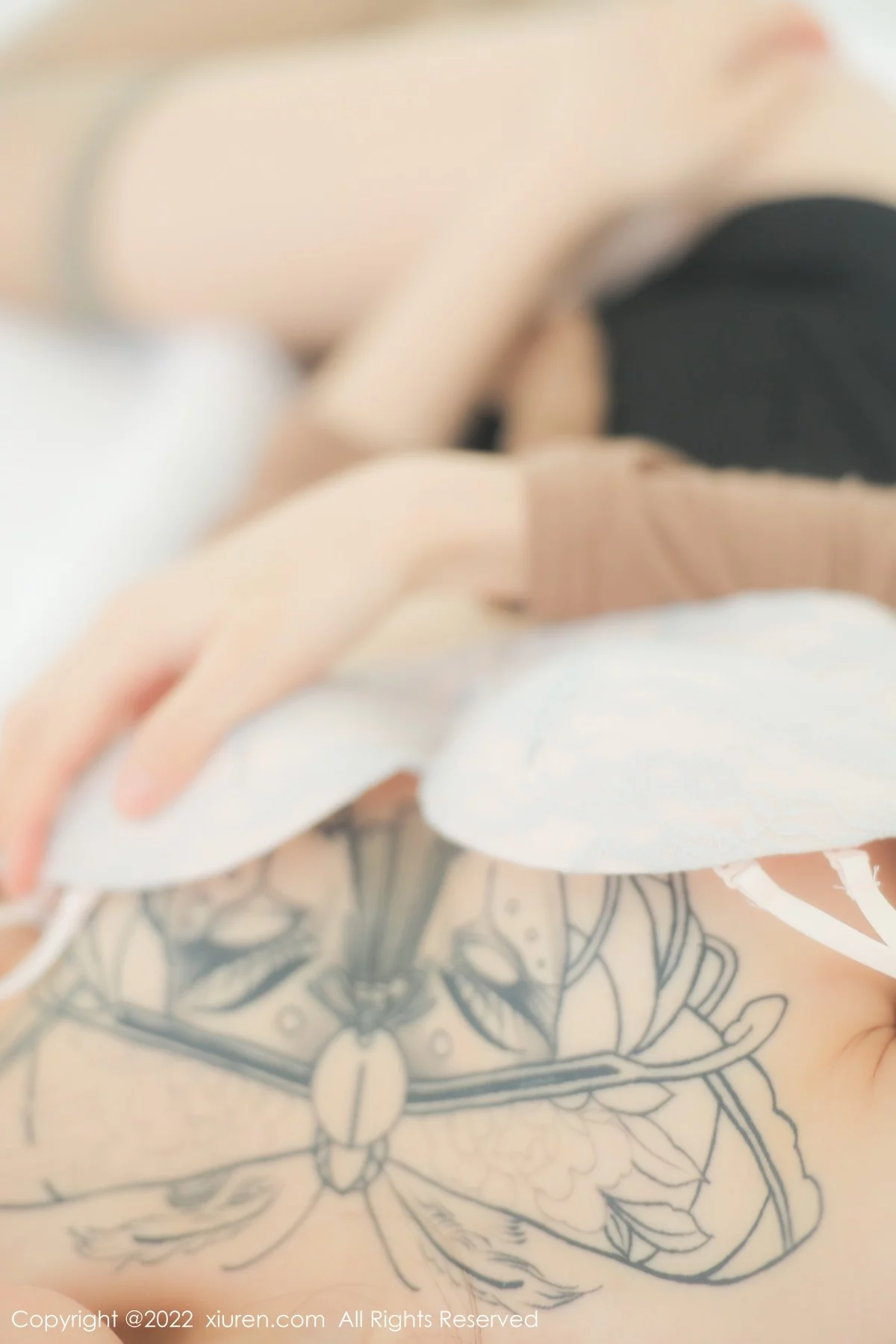 [[XiuRen秀人网]秀人网]No.5587_模特奶瓶大理旅拍杏色衣配黑短裙露浅色内衣杏色丝袜诱惑写真100P