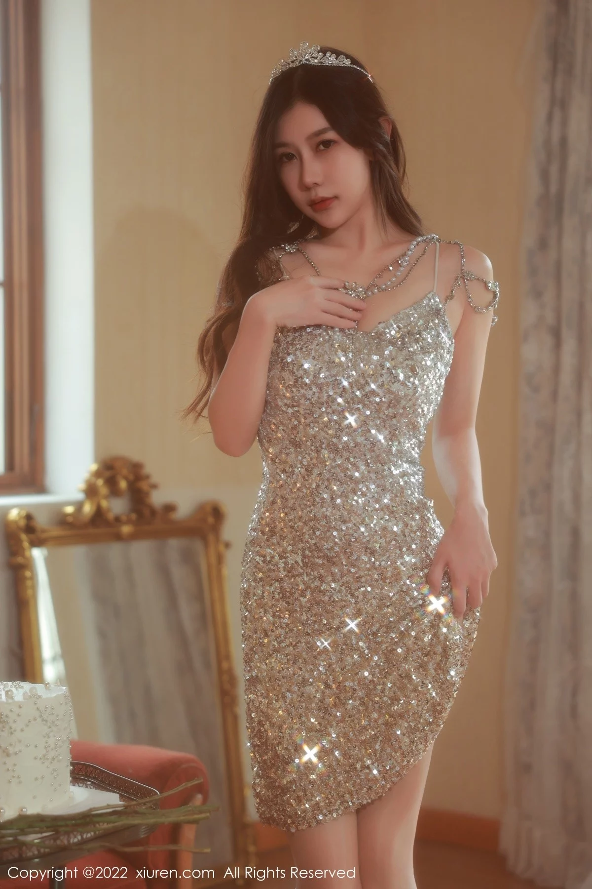 [[XiuRen秀人网]秀人网]No.5584_模特尹甜甜生日派对主题性感闪亮吊带连衣裙秀丰满身材诱惑写真63P