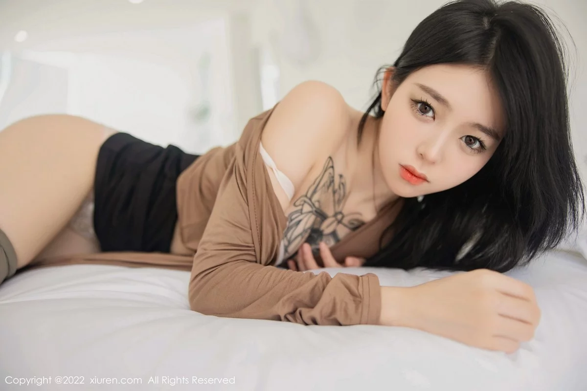 [[XiuRen秀人网]秀人网]No.5587_模特奶瓶大理旅拍杏色衣配黑短裙露浅色内衣杏色丝袜诱惑写真100P