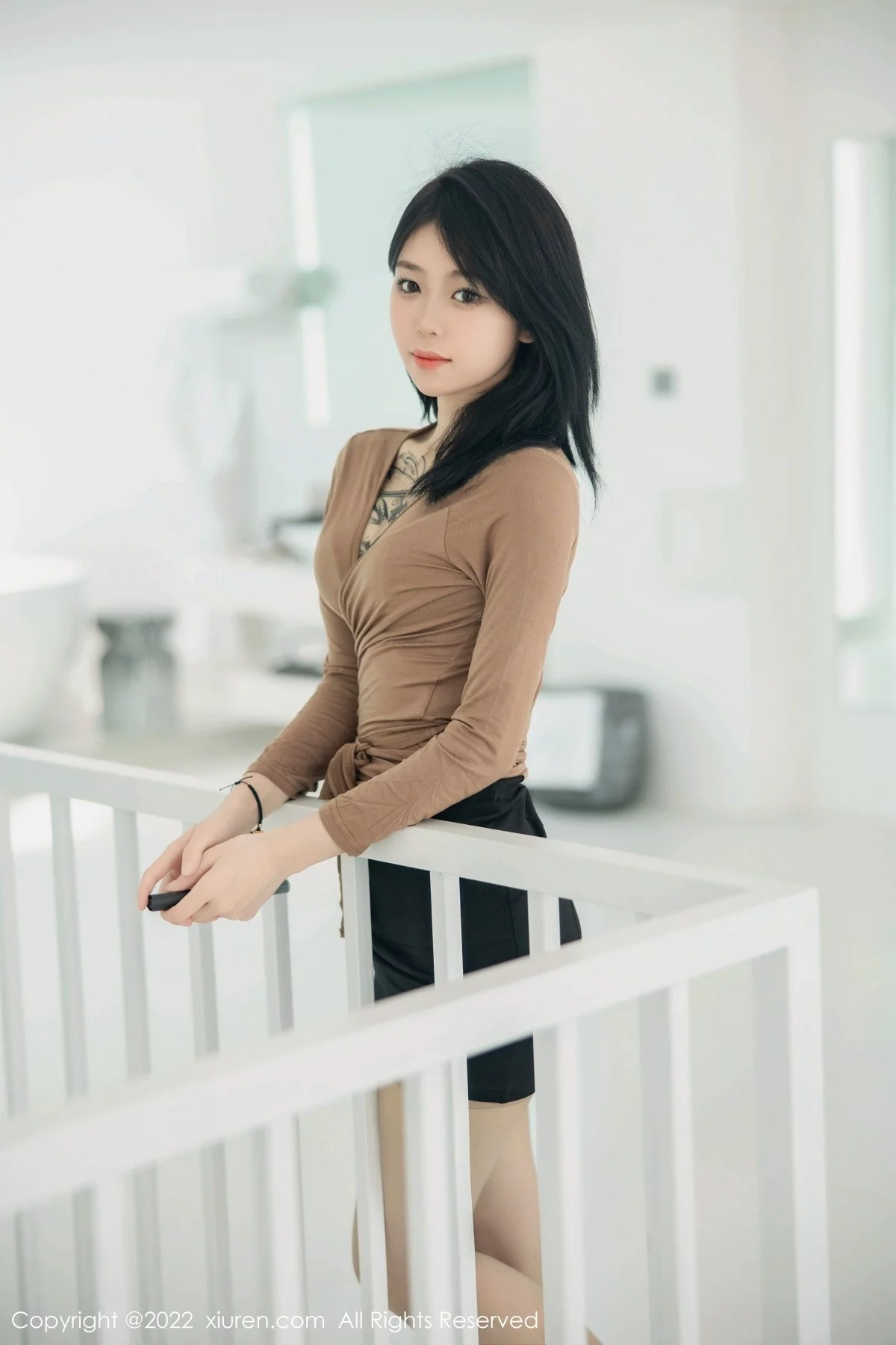 [[XiuRen秀人网]秀人网]No.5587_模特奶瓶大理旅拍杏色衣配黑短裙露浅色内衣杏色丝袜诱惑写真100P