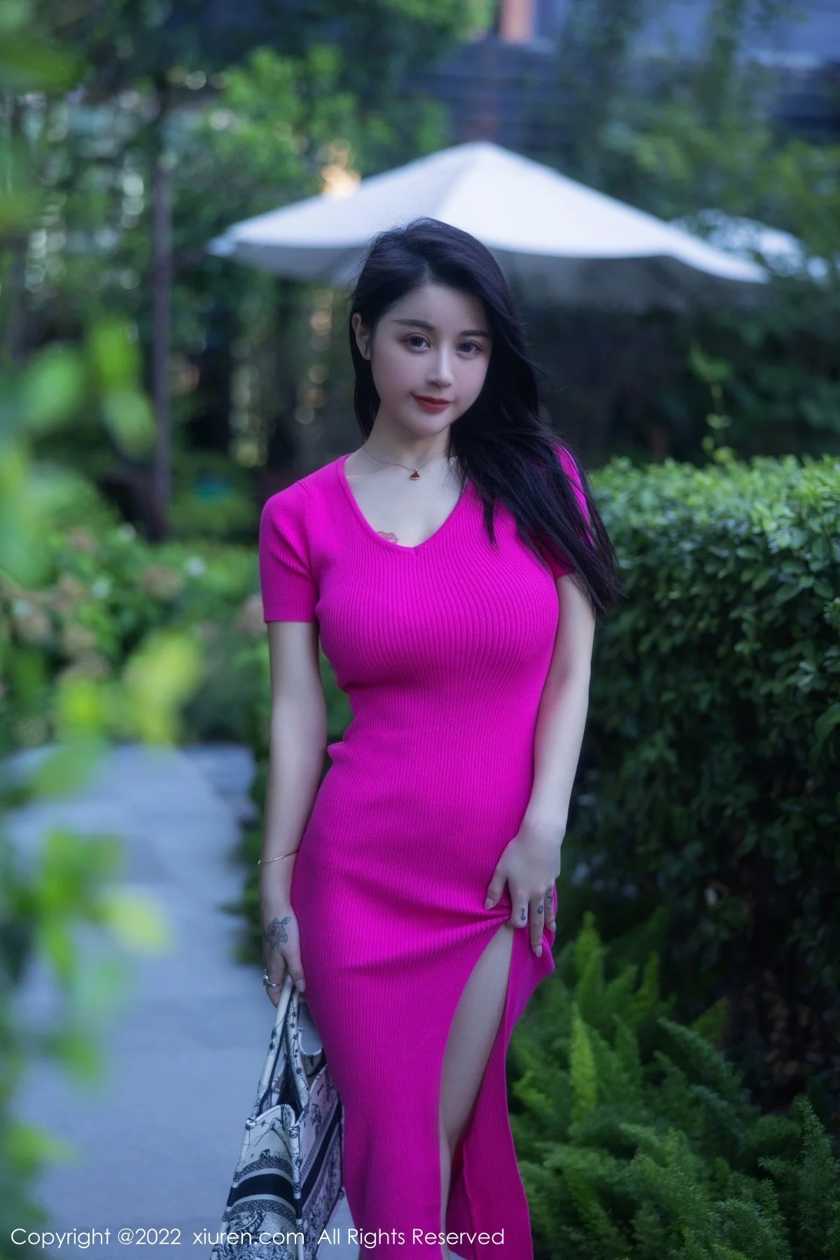 [[XiuRen秀人网]秀人网]No.5582_模特美七Mia西双版纳旅拍性感粉红连衣长裙秀惹火身材诱惑写真81P