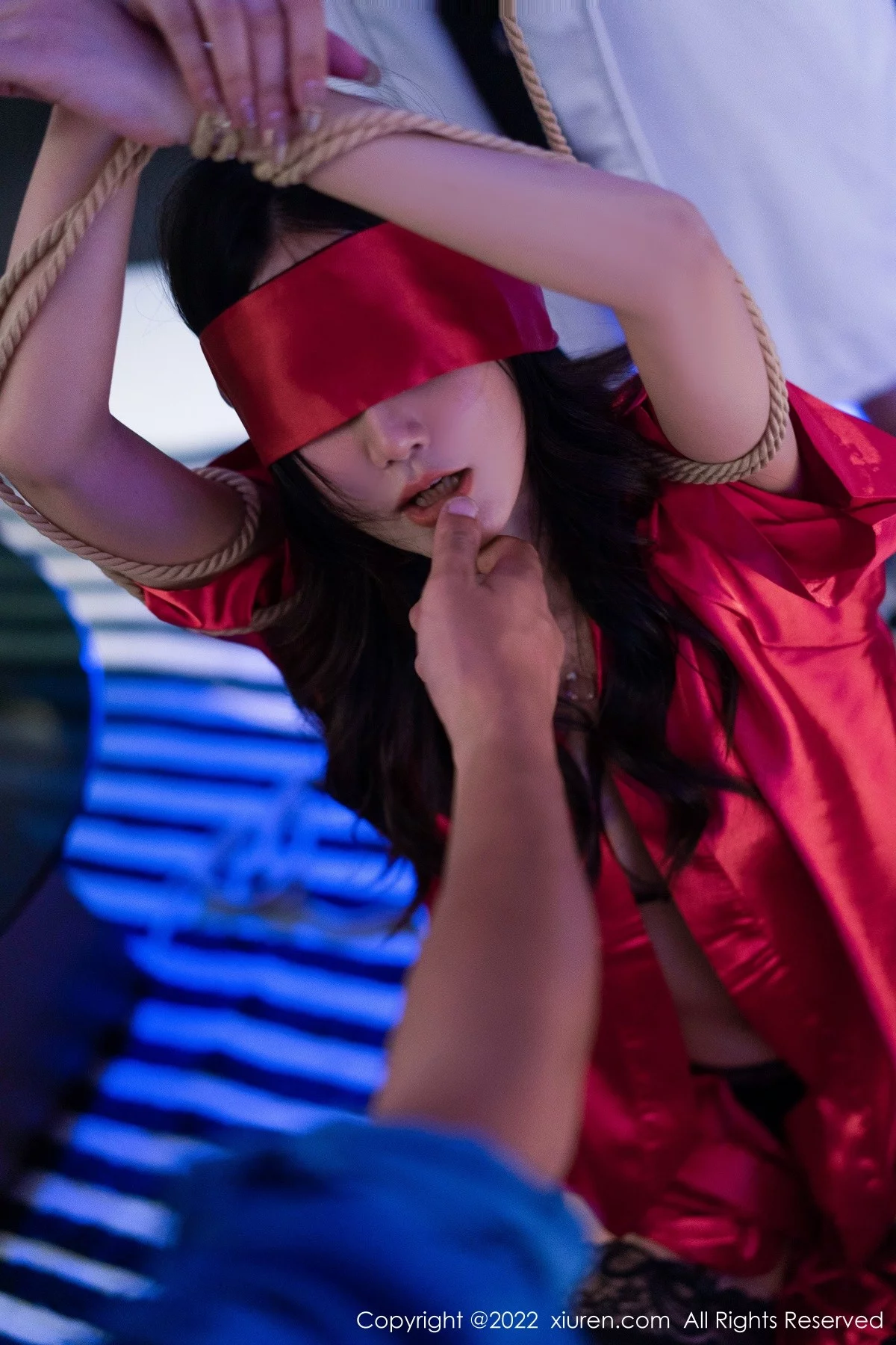 [[XiuRen秀人网]秀人网]No.5586_模特laura阿姣性感红色睡裙露黑色情趣内衣配蕾丝吊袜诱惑写真76P