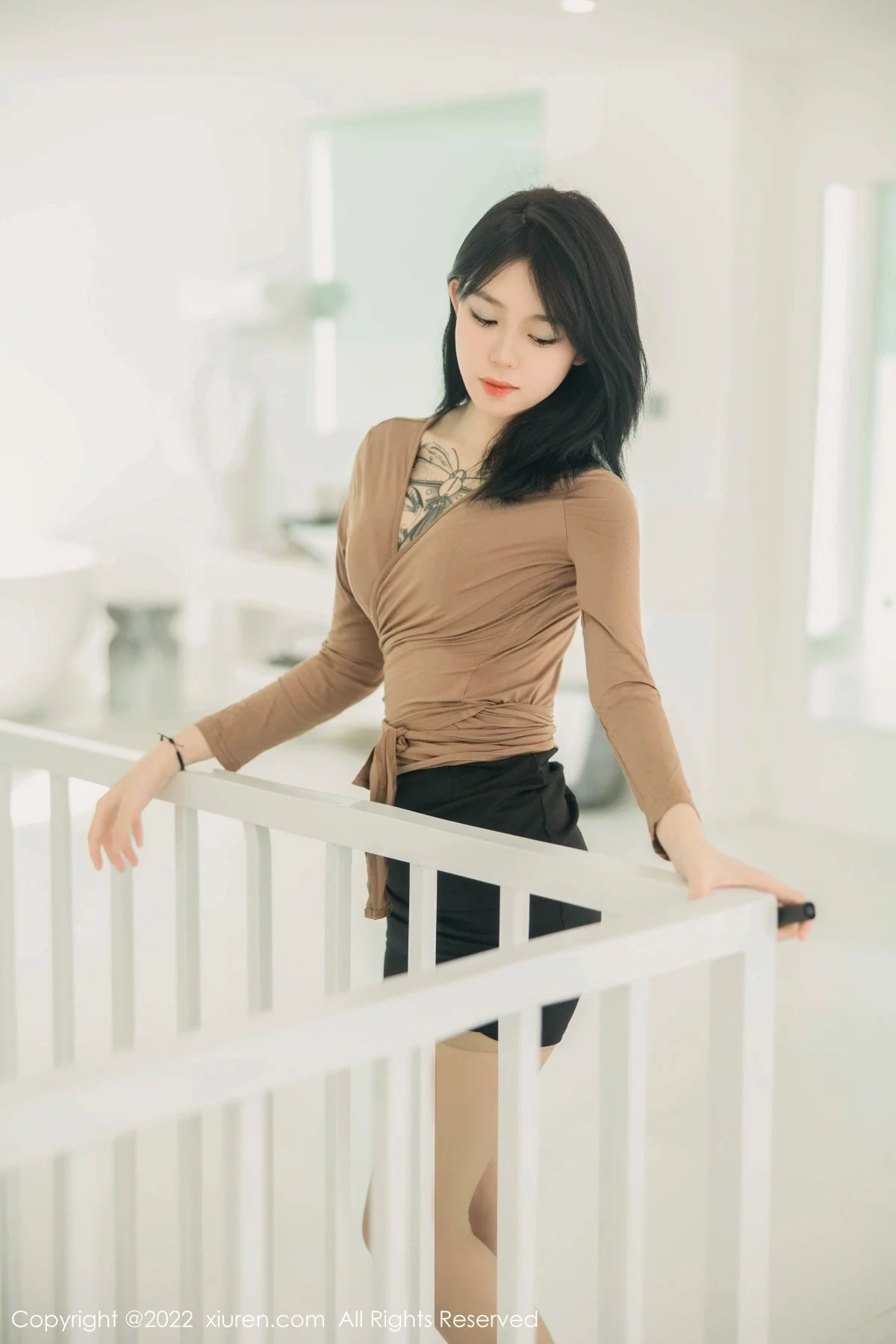 [[XiuRen秀人网]秀人网]No.5587_模特奶瓶大理旅拍杏色衣配黑短裙露浅色内衣杏色丝袜诱惑写真100P