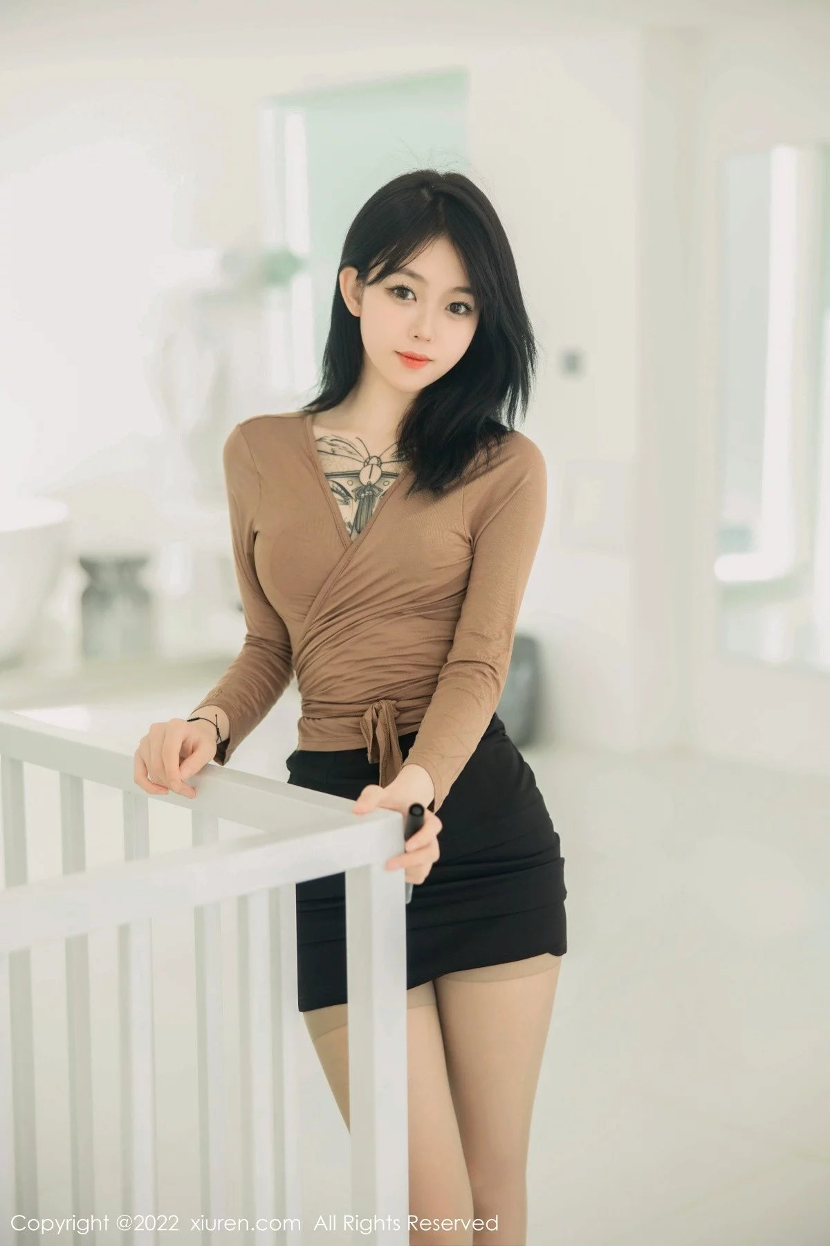 [[XiuRen秀人网]秀人网]No.5587_模特奶瓶大理旅拍杏色衣配黑短裙露浅色内衣杏色丝袜诱惑写真100P