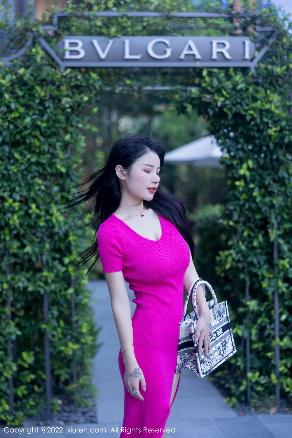 [[XiuRen秀人网]秀人网]No.5582_模特美七Mia西双版纳旅拍性感粉红连衣长裙秀惹火身材诱惑写真81P