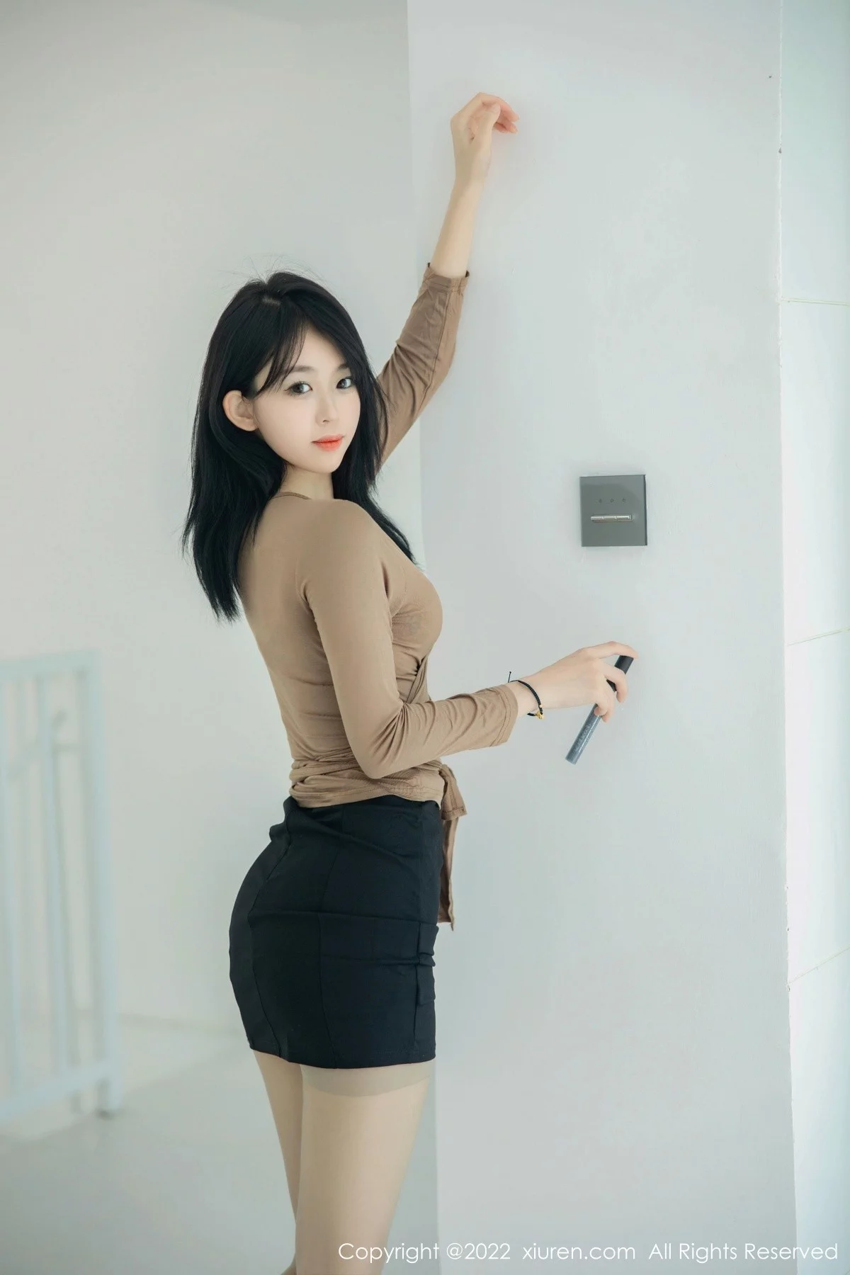 [[XiuRen秀人网]秀人网]No.5587_模特奶瓶大理旅拍杏色衣配黑短裙露浅色内衣杏色丝袜诱惑写真100P