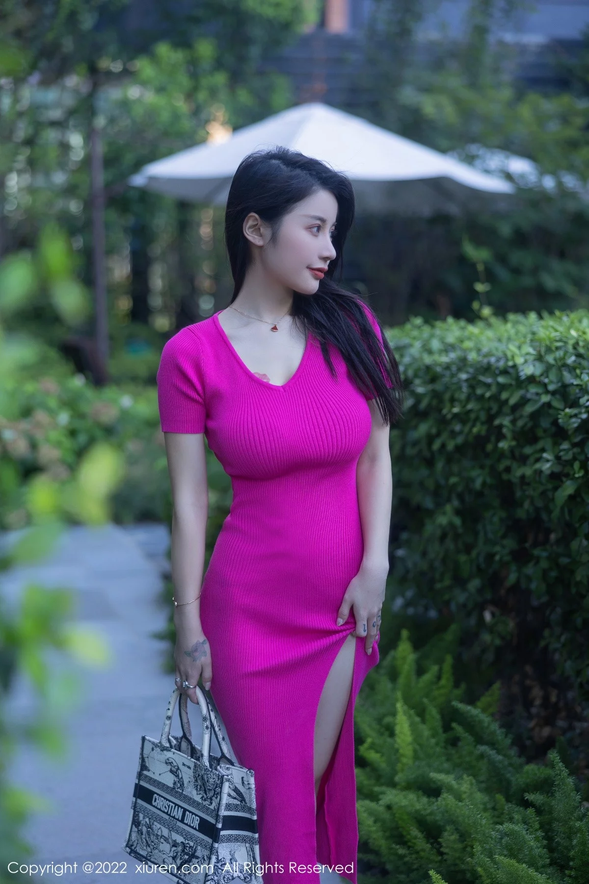 [[XiuRen秀人网]秀人网]No.5582_模特美七Mia西双版纳旅拍性感粉红连衣长裙秀惹火身材诱惑写真81P