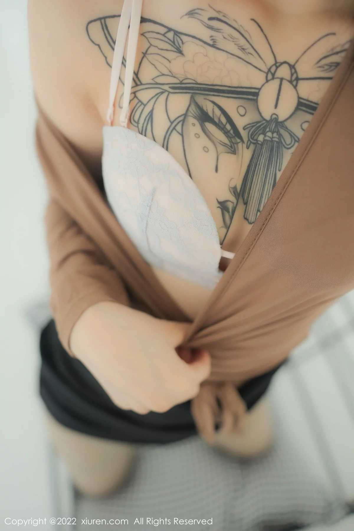 [[XiuRen秀人网]秀人网]No.5587_模特奶瓶大理旅拍杏色衣配黑短裙露浅色内衣杏色丝袜诱惑写真100P