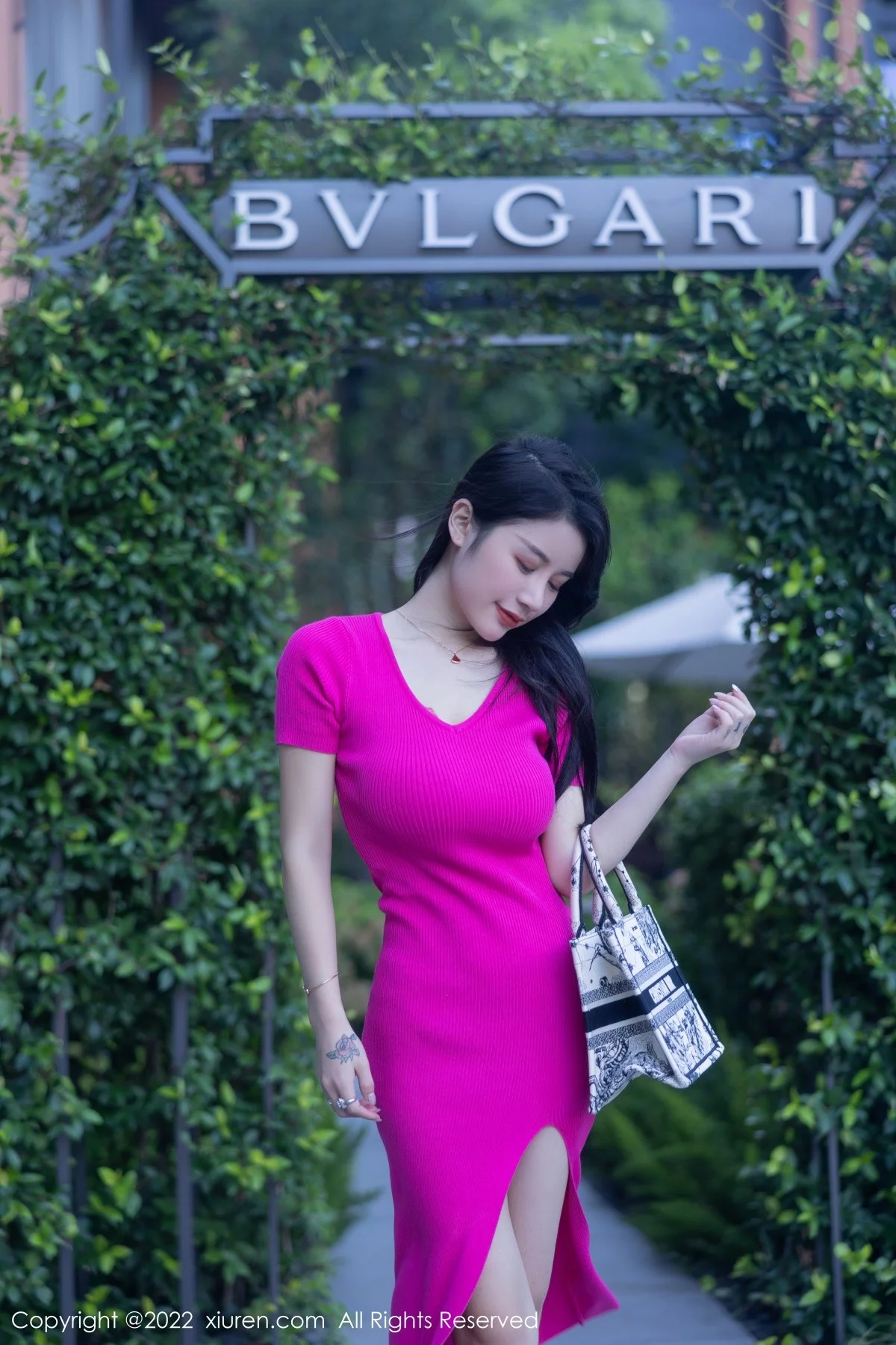 [[XiuRen秀人网]秀人网]No.5582_模特美七Mia西双版纳旅拍性感粉红连衣长裙秀惹火身材诱惑写真81P