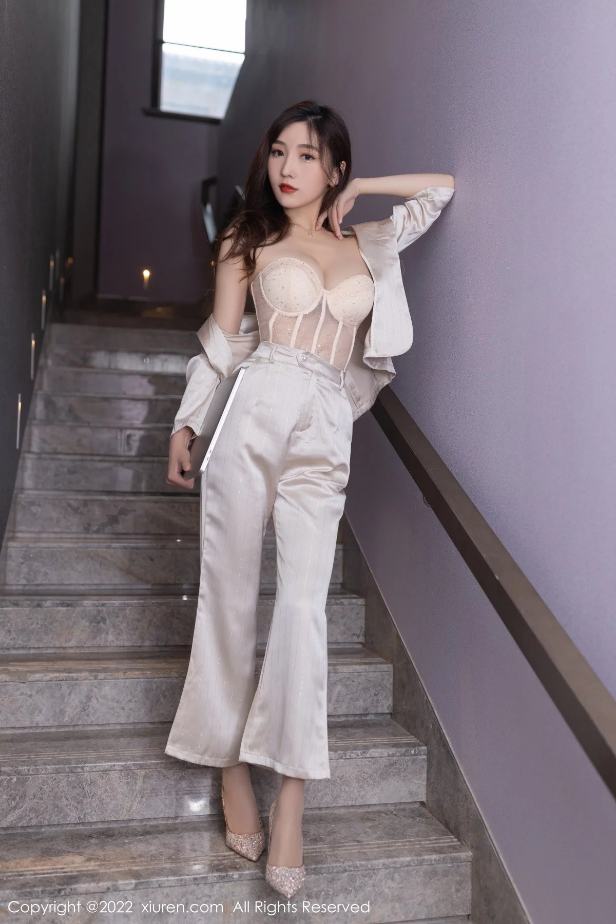 [[XiuRen秀人网]秀人网]No.5594_模特陆萱萱私房脱淡金色职业套装露暖色薄纱内衣迷人诱惑写真78P