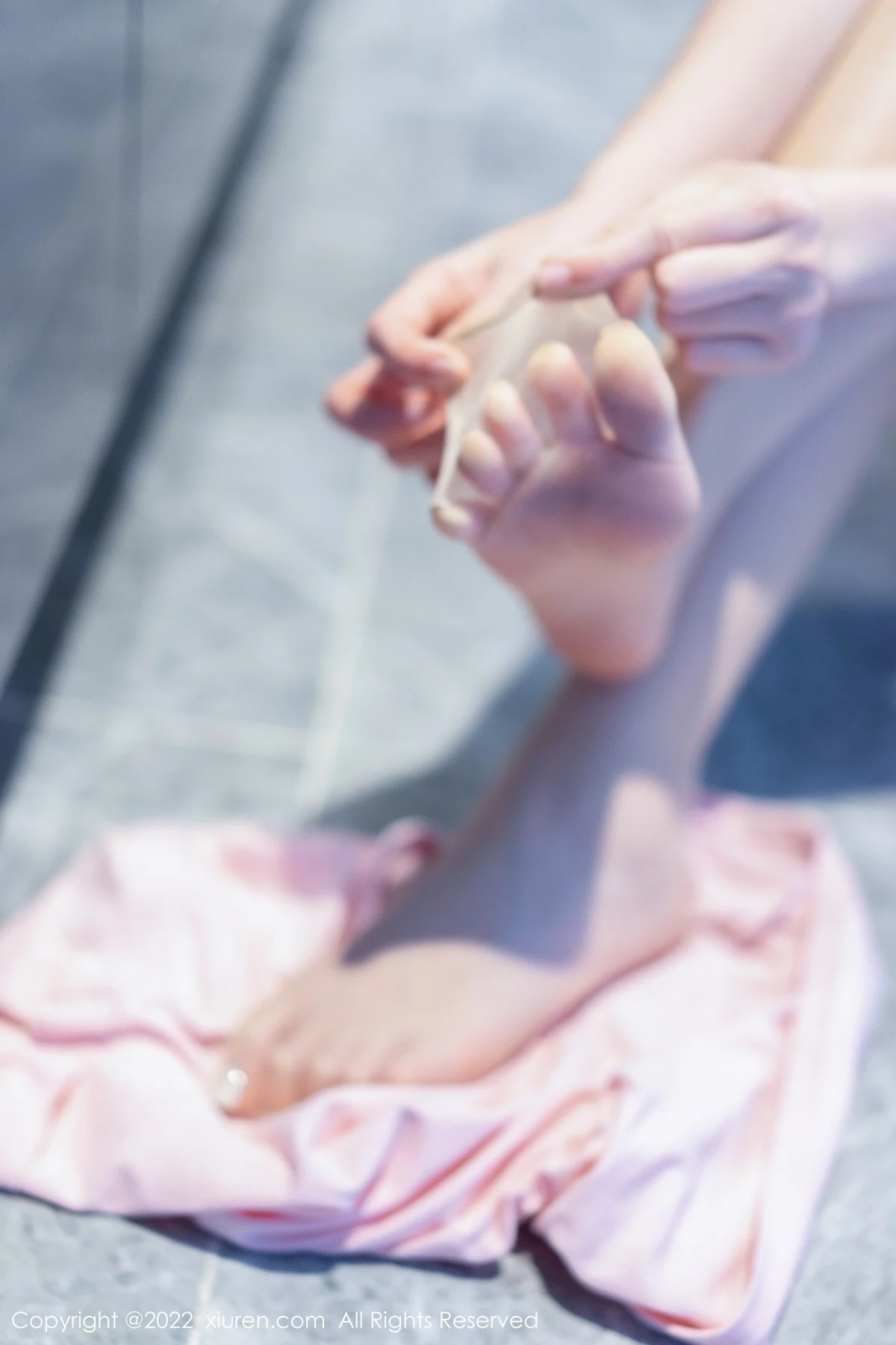 [[XiuRen秀人网]秀人网]No.5593_模特是小逗逗粉色真空上衣配白短裤半脱露超薄无内肉丝诱惑写真77P