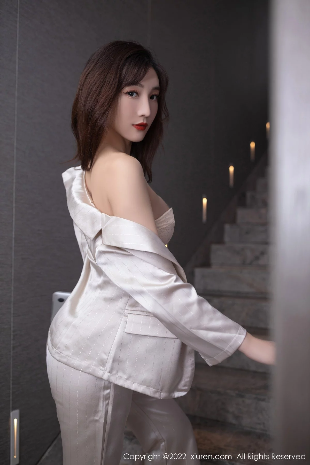 [[XiuRen秀人网]秀人网]No.5594_模特陆萱萱私房脱淡金色职业套装露暖色薄纱内衣迷人诱惑写真78P