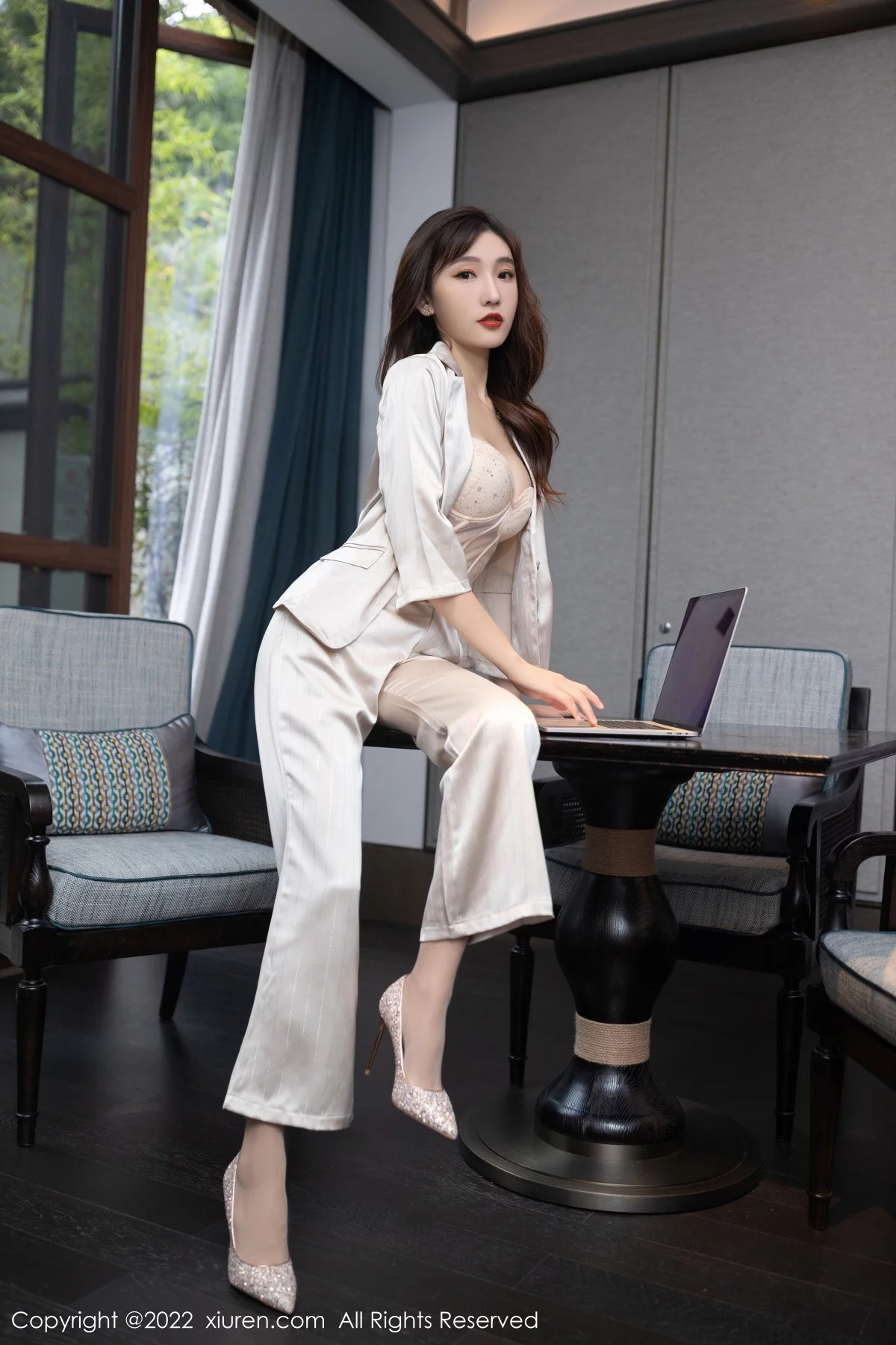 [[XiuRen秀人网]秀人网]No.5594_模特陆萱萱私房脱淡金色职业套装露暖色薄纱内衣迷人诱惑写真78P