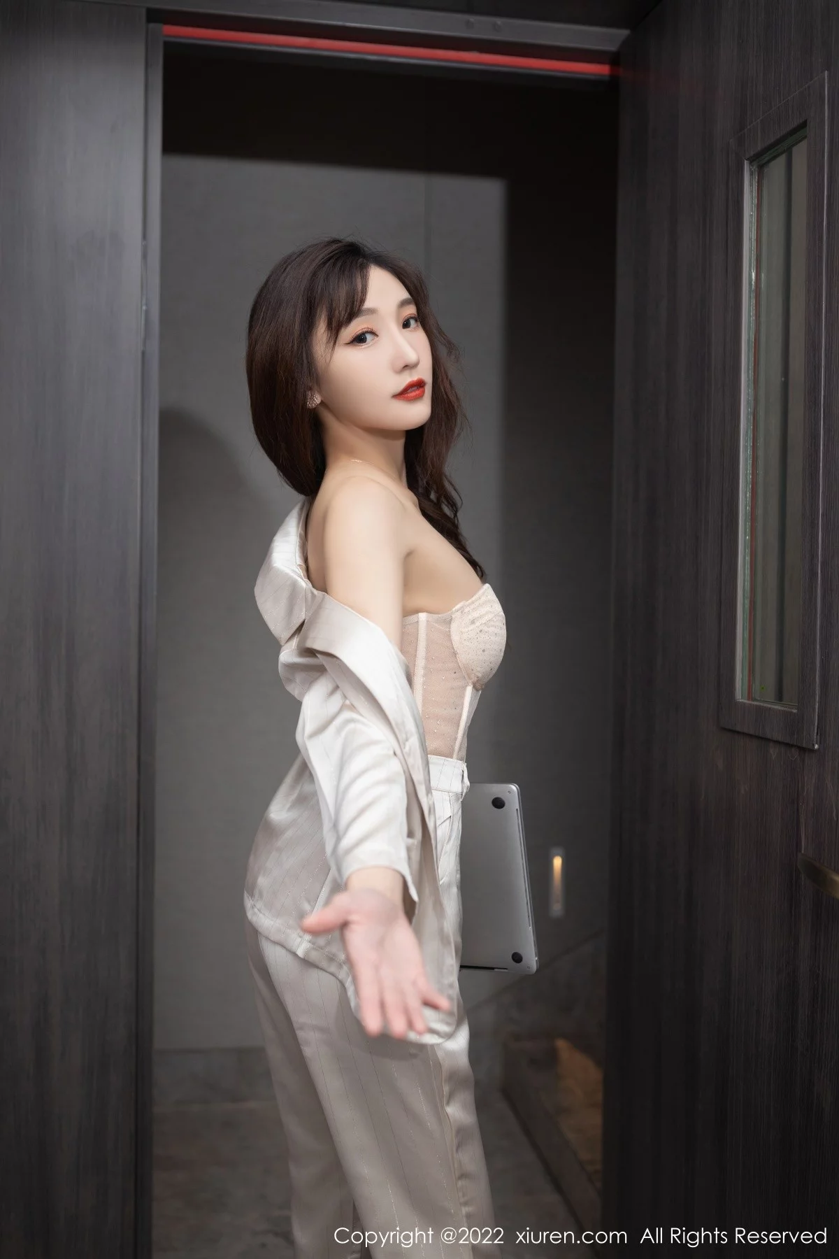 [[XiuRen秀人网]秀人网]No.5594_模特陆萱萱私房脱淡金色职业套装露暖色薄纱内衣迷人诱惑写真78P