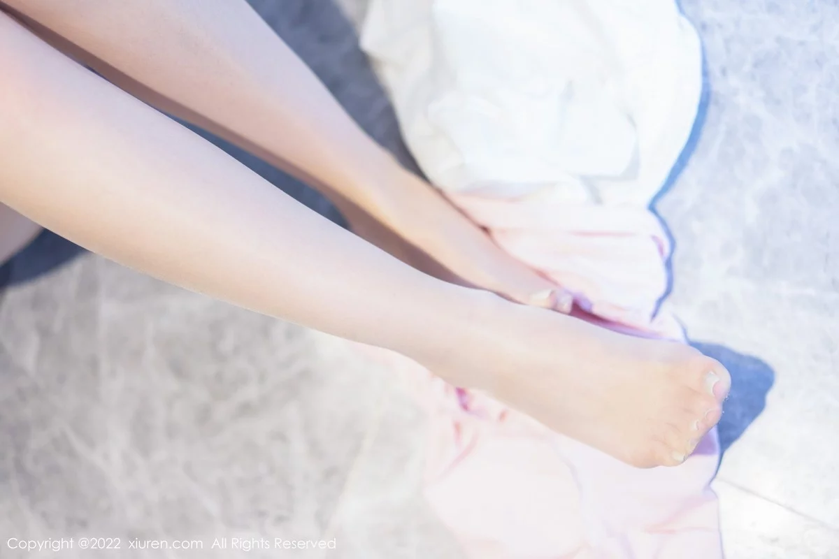 [[XiuRen秀人网]秀人网]No.5593_模特是小逗逗粉色真空上衣配白短裤半脱露超薄无内肉丝诱惑写真77P