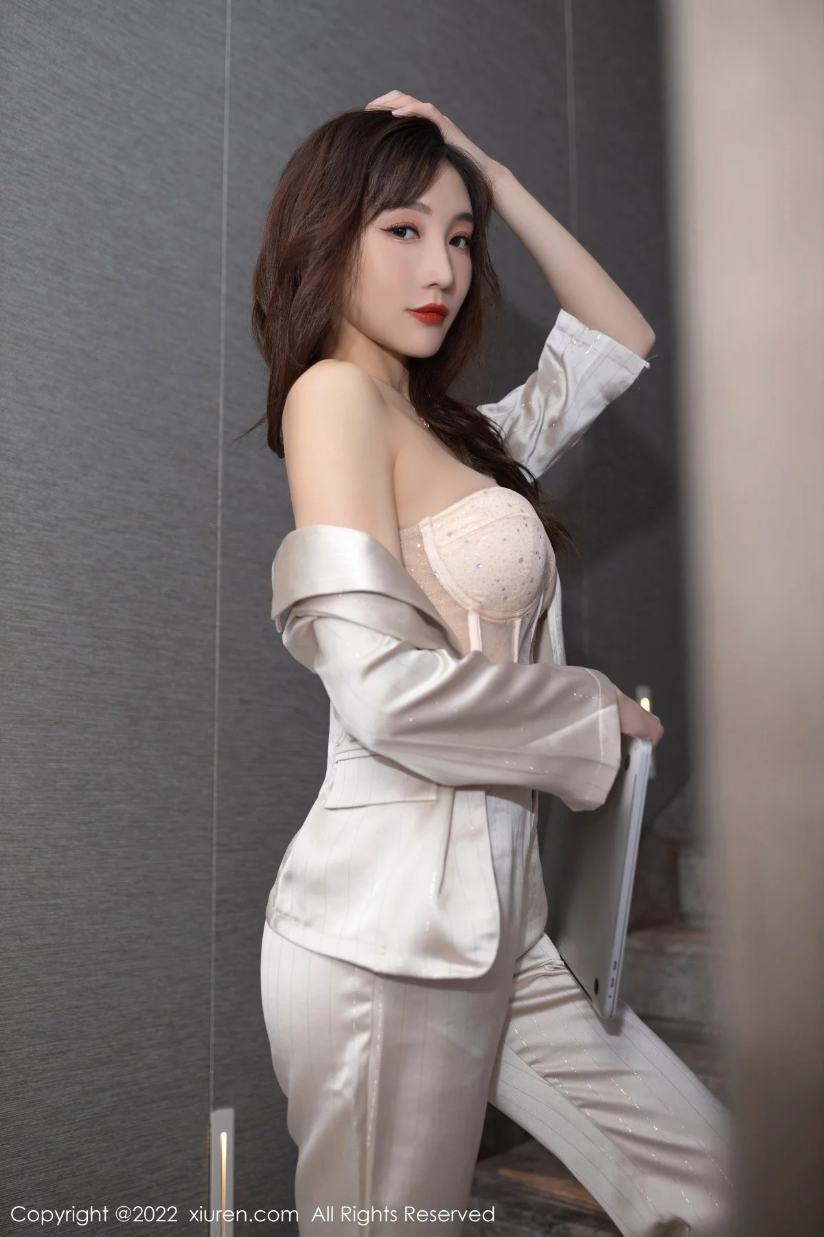 [[XiuRen秀人网]秀人网]No.5594_模特陆萱萱私房脱淡金色职业套装露暖色薄纱内衣迷人诱惑写真78P