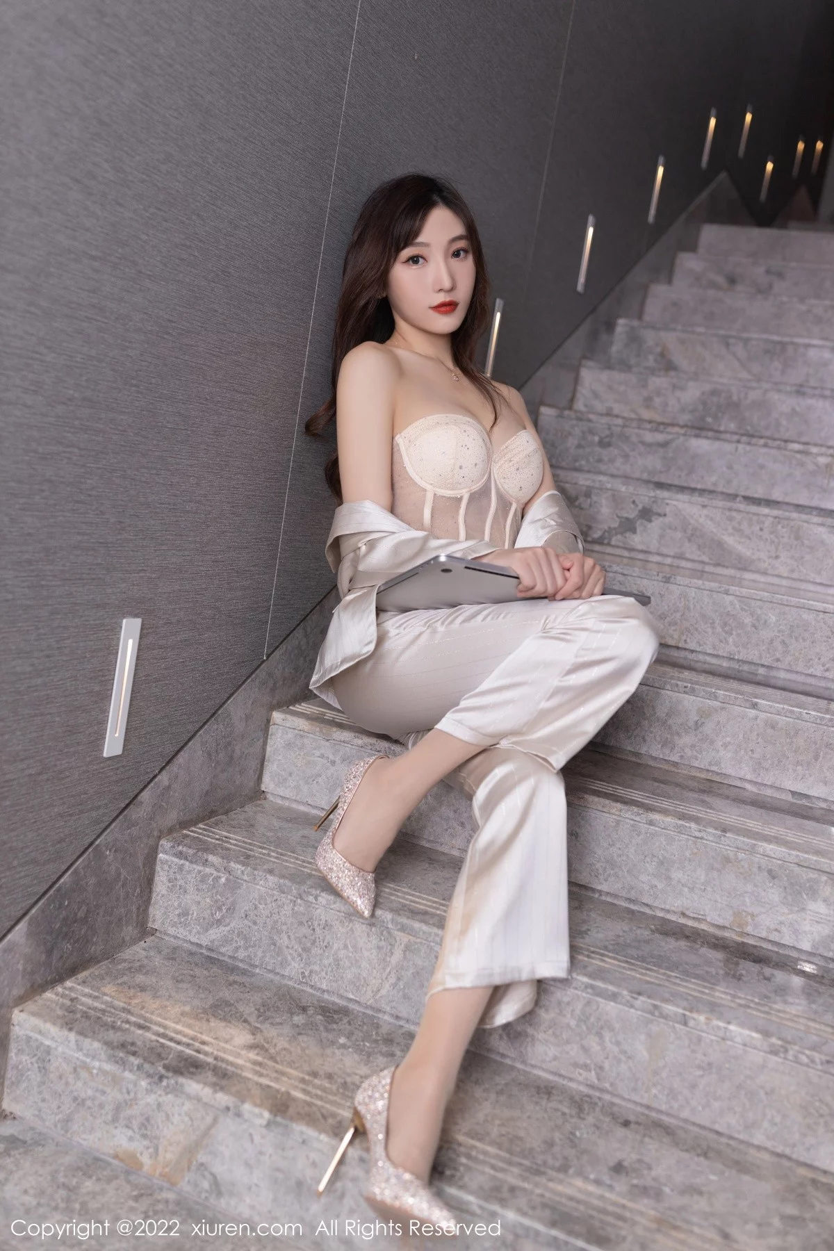 [[XiuRen秀人网]秀人网]No.5594_模特陆萱萱私房脱淡金色职业套装露暖色薄纱内衣迷人诱惑写真78P