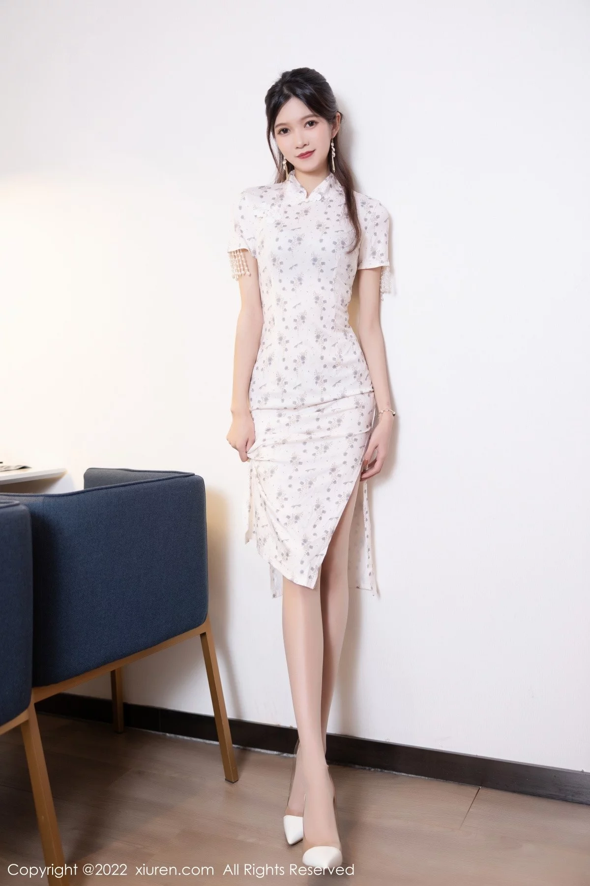 [[XiuRen秀人网]秀人网]No.5592_模特程开心脱性感米色图案旗袍露灰色内衣配超薄肉丝诱惑写真76P