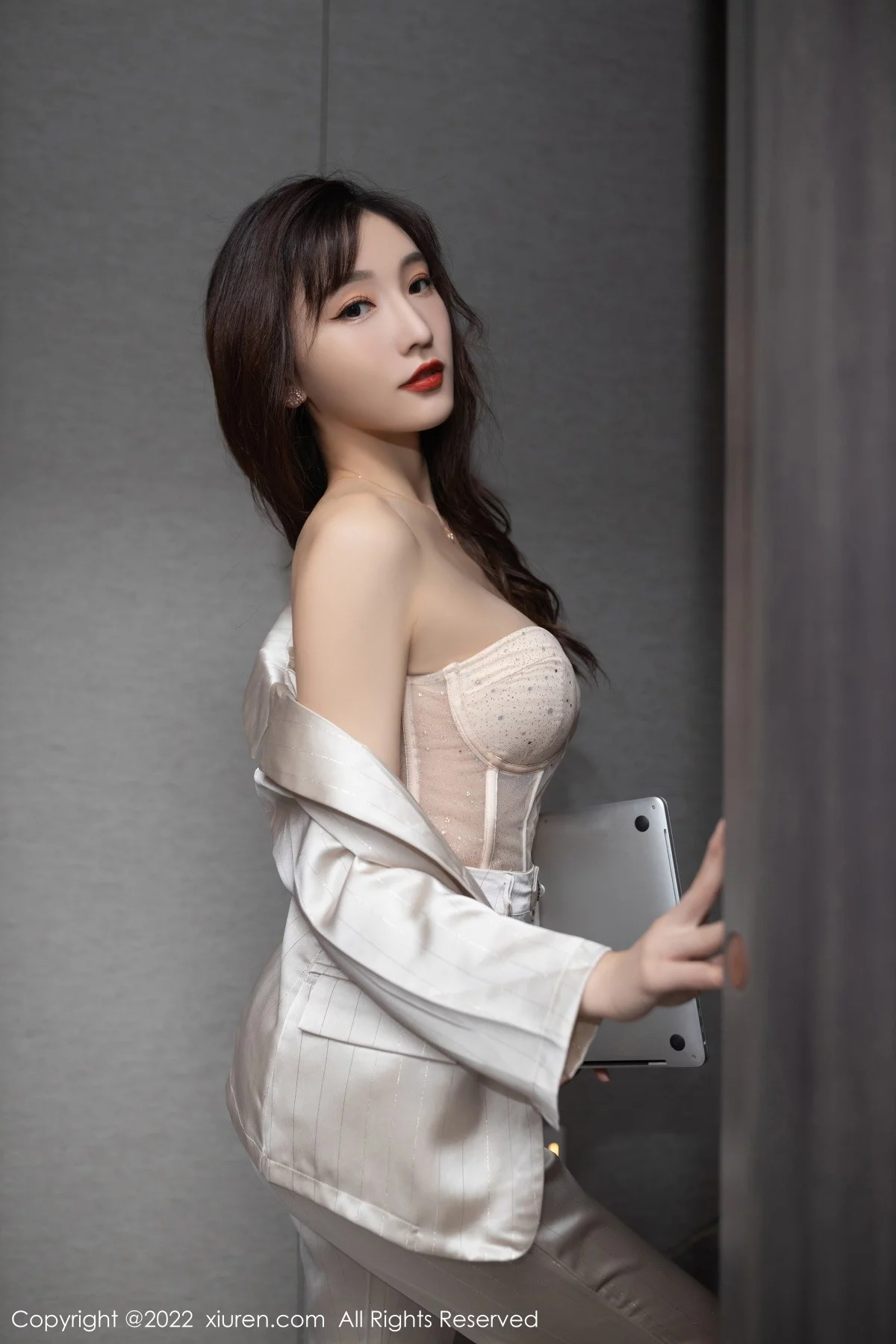 [[XiuRen秀人网]秀人网]No.5594_模特陆萱萱私房脱淡金色职业套装露暖色薄纱内衣迷人诱惑写真78P