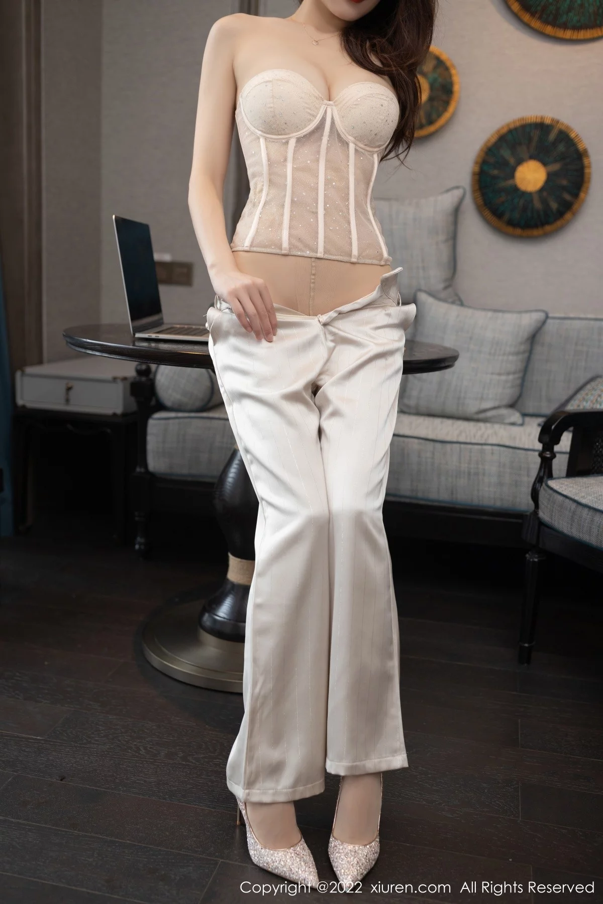 [[XiuRen秀人网]秀人网]No.5594_模特陆萱萱私房脱淡金色职业套装露暖色薄纱内衣迷人诱惑写真78P