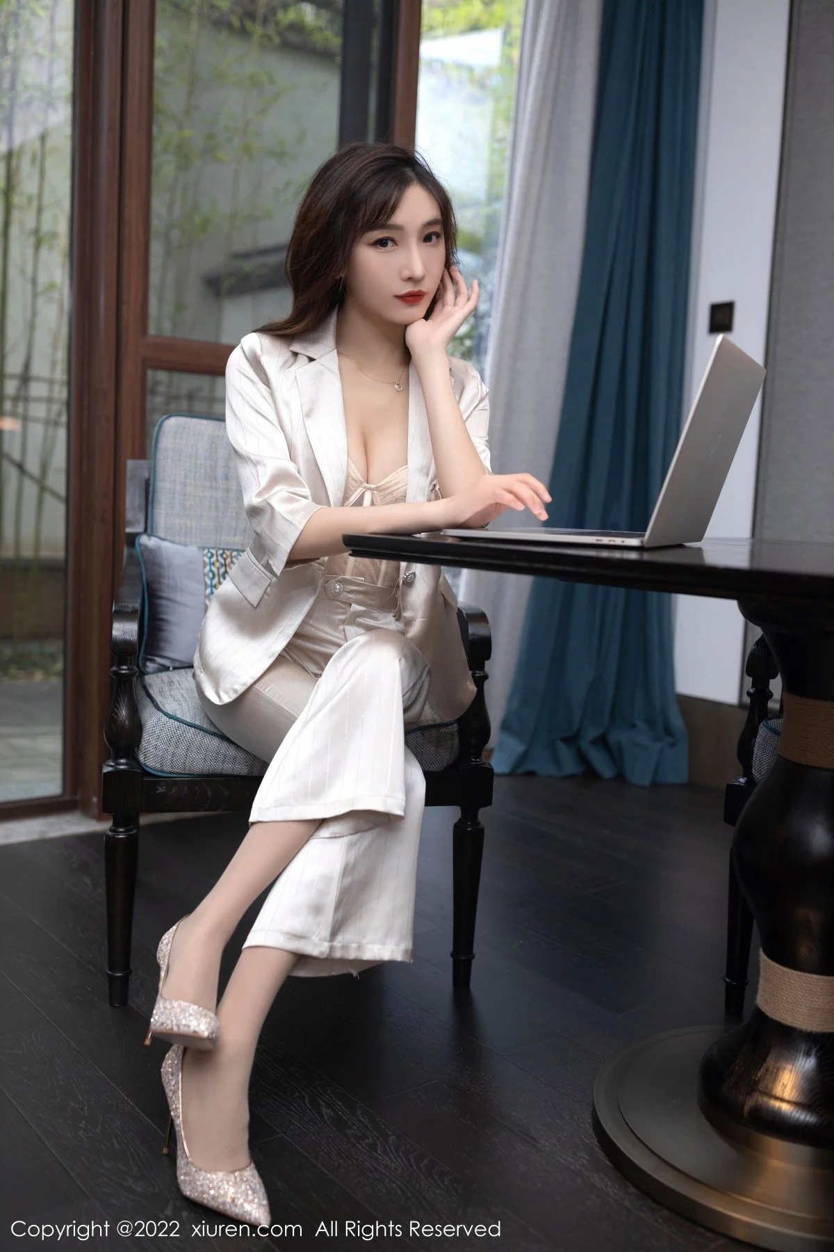 [[XiuRen秀人网]秀人网]No.5594_模特陆萱萱私房脱淡金色职业套装露暖色薄纱内衣迷人诱惑写真78P