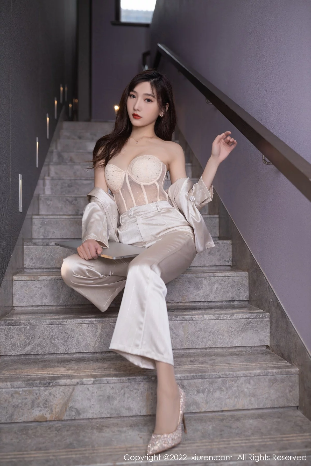 [[XiuRen秀人网]秀人网]No.5594_模特陆萱萱私房脱淡金色职业套装露暖色薄纱内衣迷人诱惑写真78P