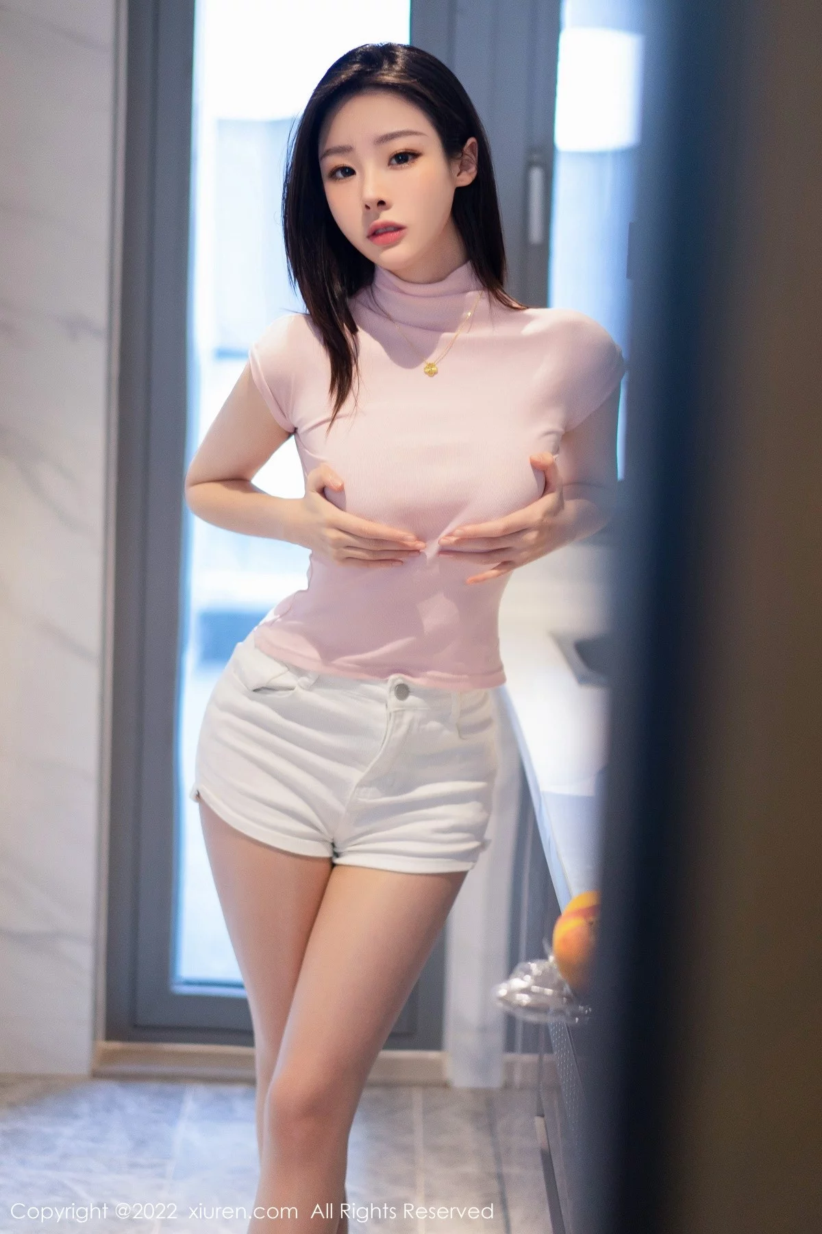 [[XiuRen秀人网]秀人网]No.5593_模特是小逗逗粉色真空上衣配白短裤半脱露超薄无内肉丝诱惑写真77P