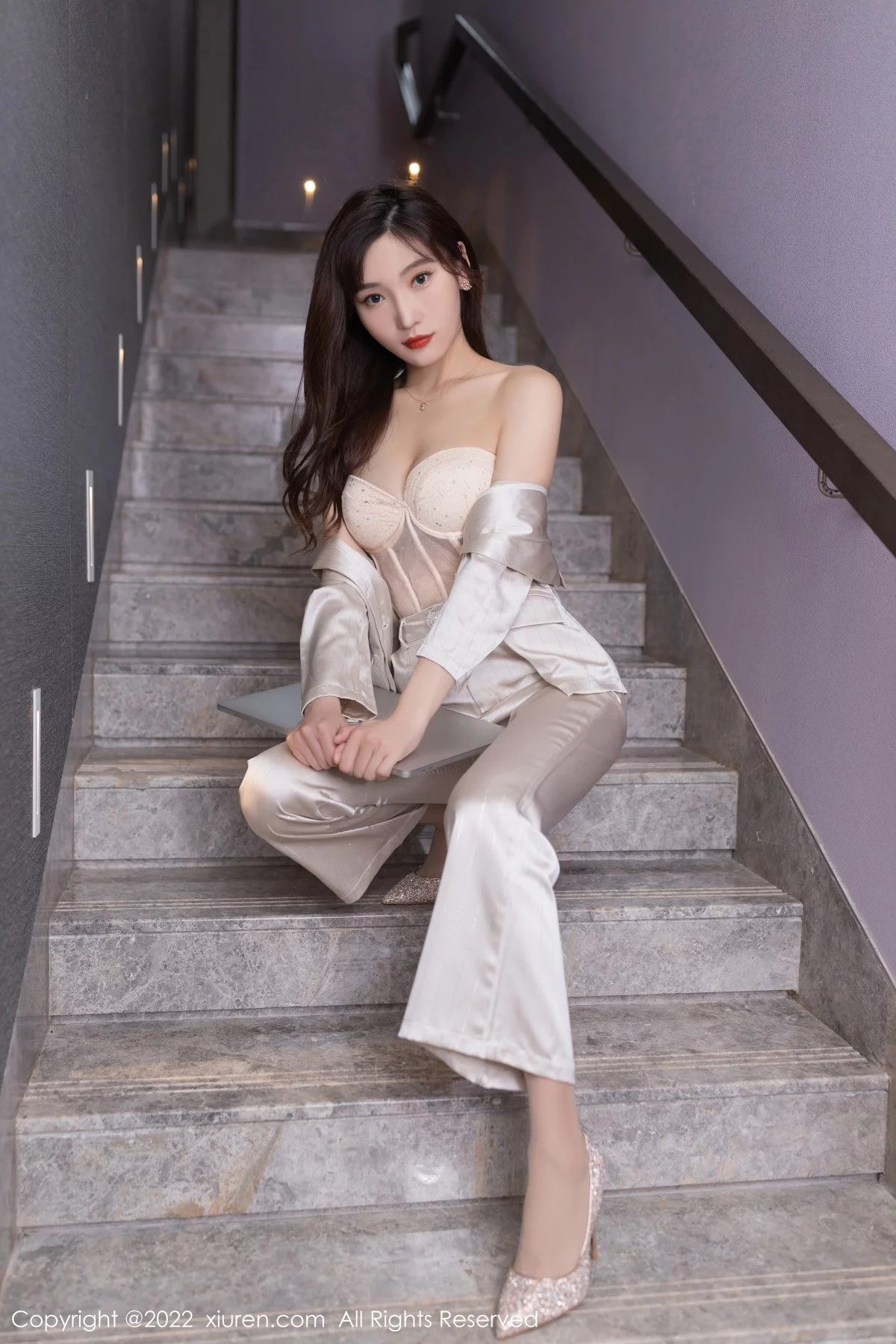 [[XiuRen秀人网]秀人网]No.5594_模特陆萱萱私房脱淡金色职业套装露暖色薄纱内衣迷人诱惑写真78P