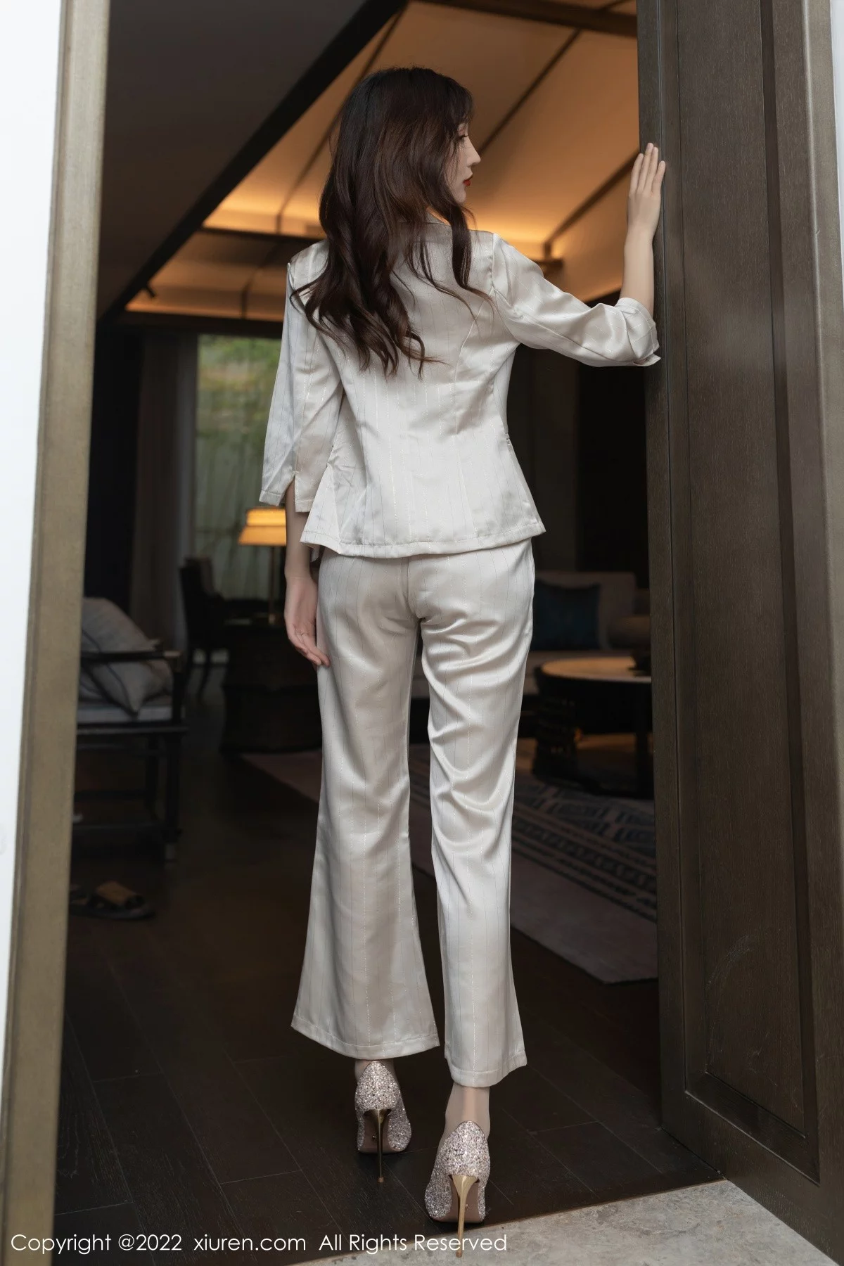 [[XiuRen秀人网]秀人网]No.5594_模特陆萱萱私房脱淡金色职业套装露暖色薄纱内衣迷人诱惑写真78P