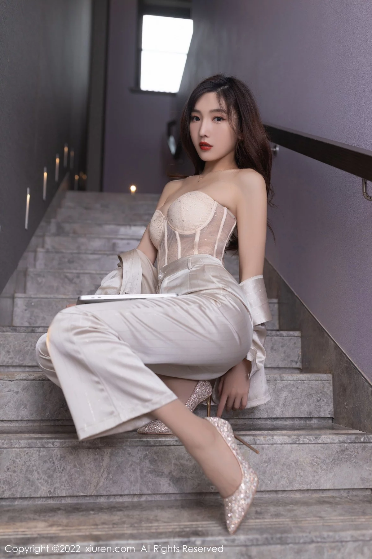 [[XiuRen秀人网]秀人网]No.5594_模特陆萱萱私房脱淡金色职业套装露暖色薄纱内衣迷人诱惑写真78P