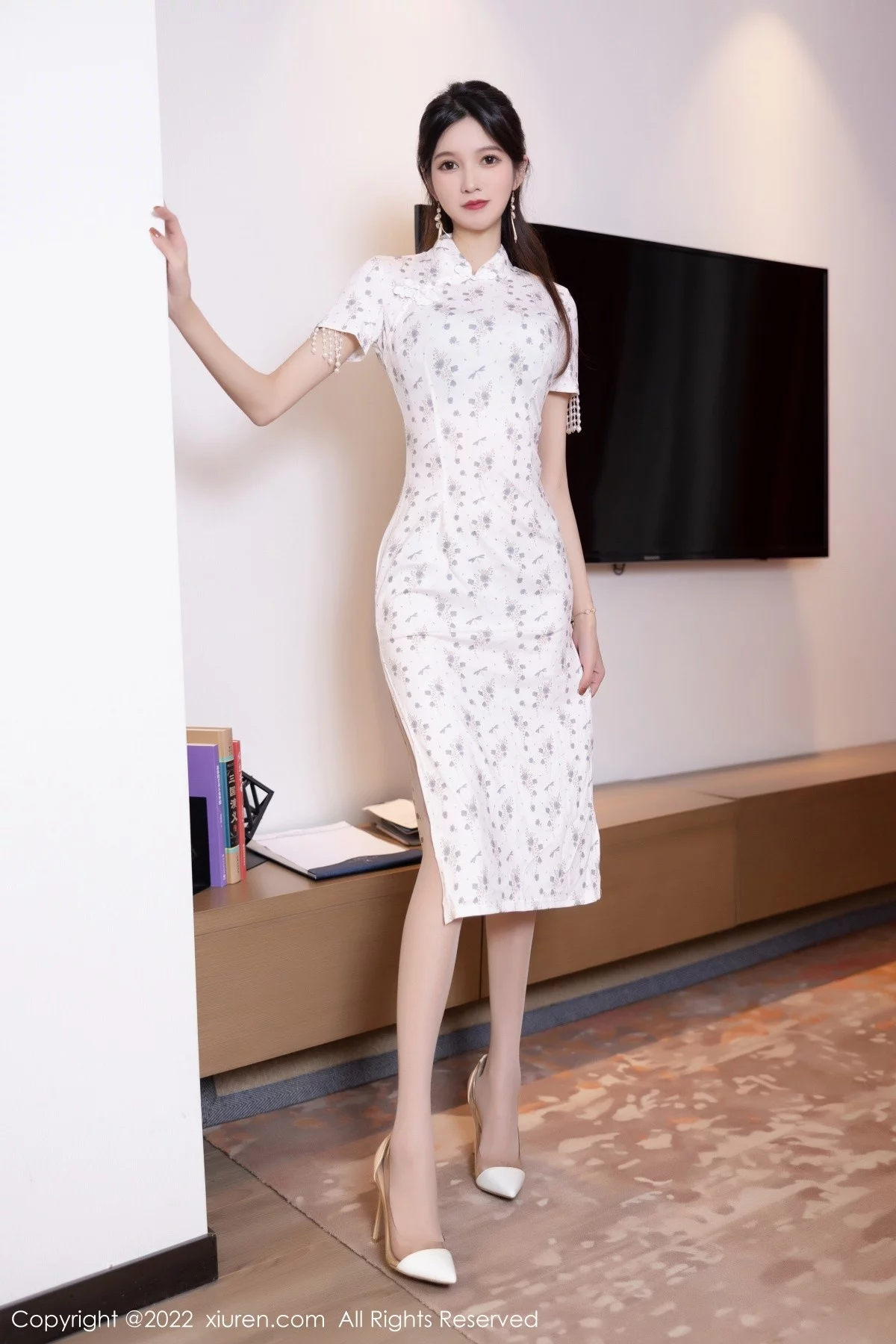 [[XiuRen秀人网]秀人网]No.5592_模特程开心脱性感米色图案旗袍露灰色内衣配超薄肉丝诱惑写真76P