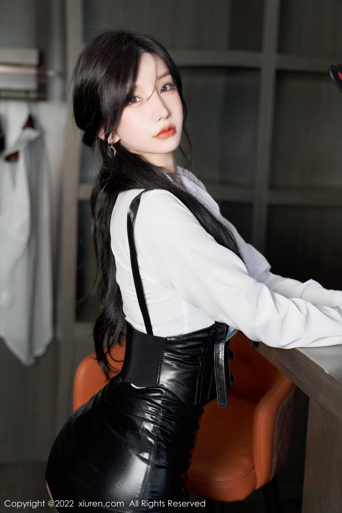 [[XiuRen秀人网]秀人网]No.5602_女神周于希Sally性感白T配黑皮短裙露黑色蕾丝内衣完美诱惑写真90P