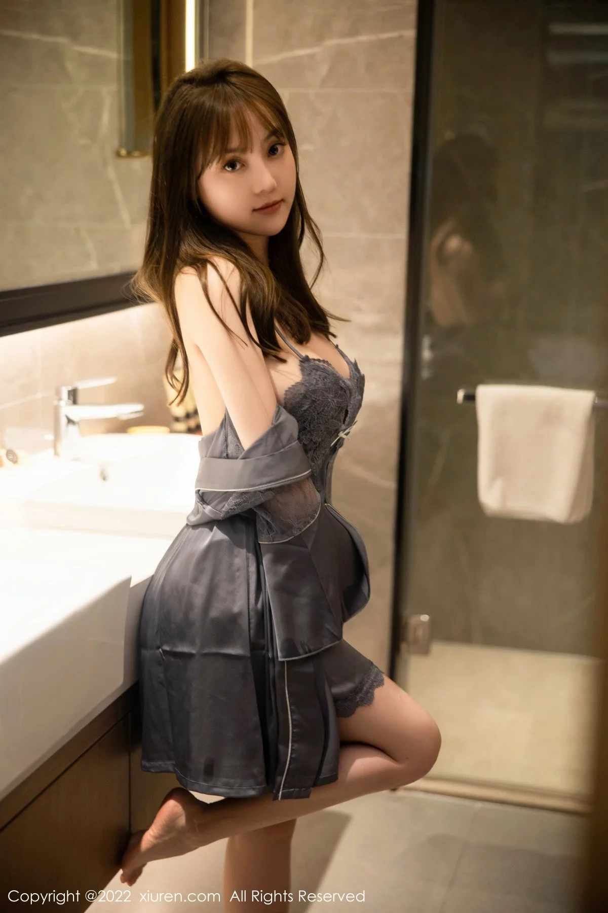 [[XiuRen秀人网]秀人网]No.5596_模特豆瓣酱浴室场景性感灰色轻透睡裙露傲人豪乳惹火诱惑写真82P