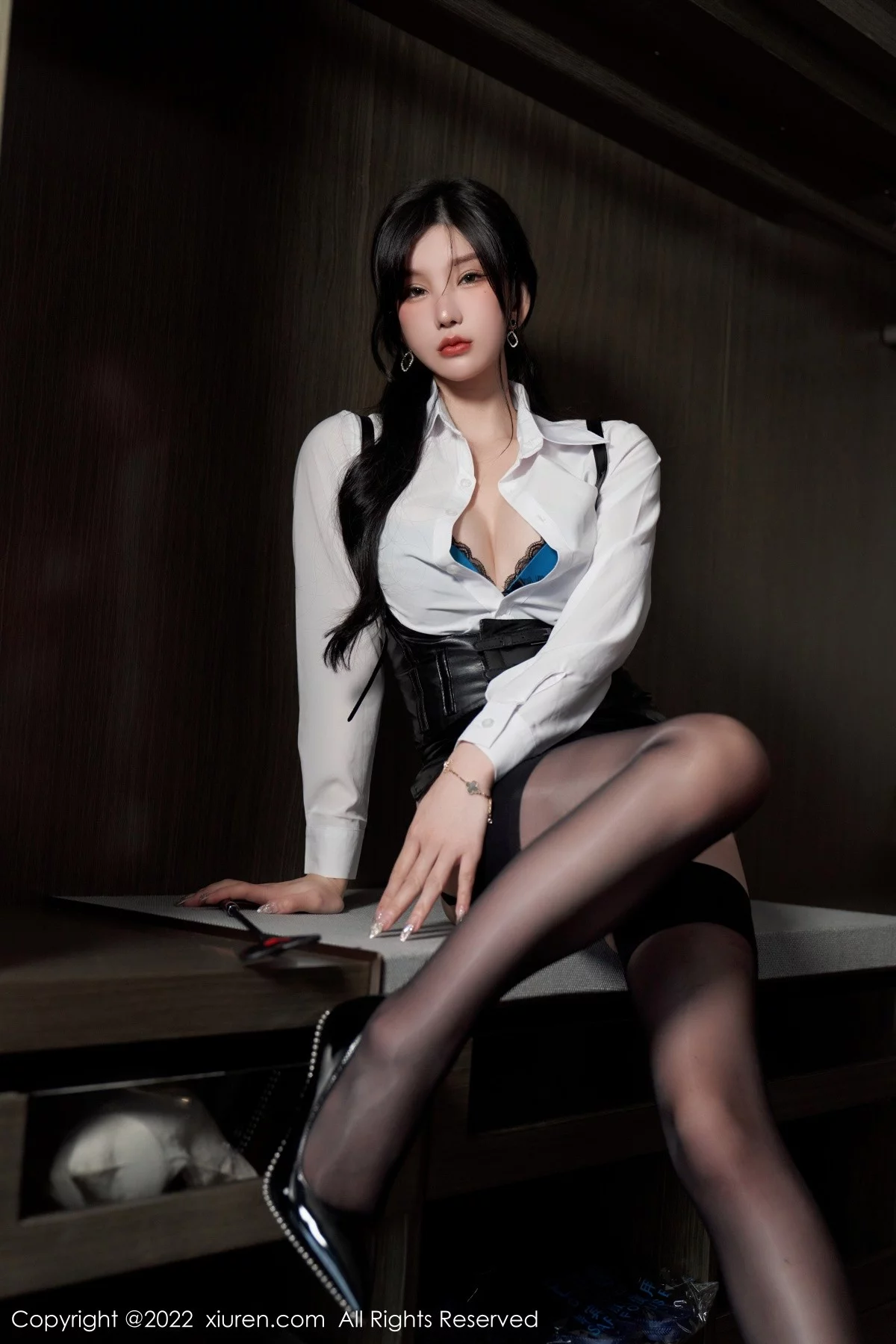 [[XiuRen秀人网]秀人网]No.5602_女神周于希Sally性感白T配黑皮短裙露黑色蕾丝内衣完美诱惑写真90P