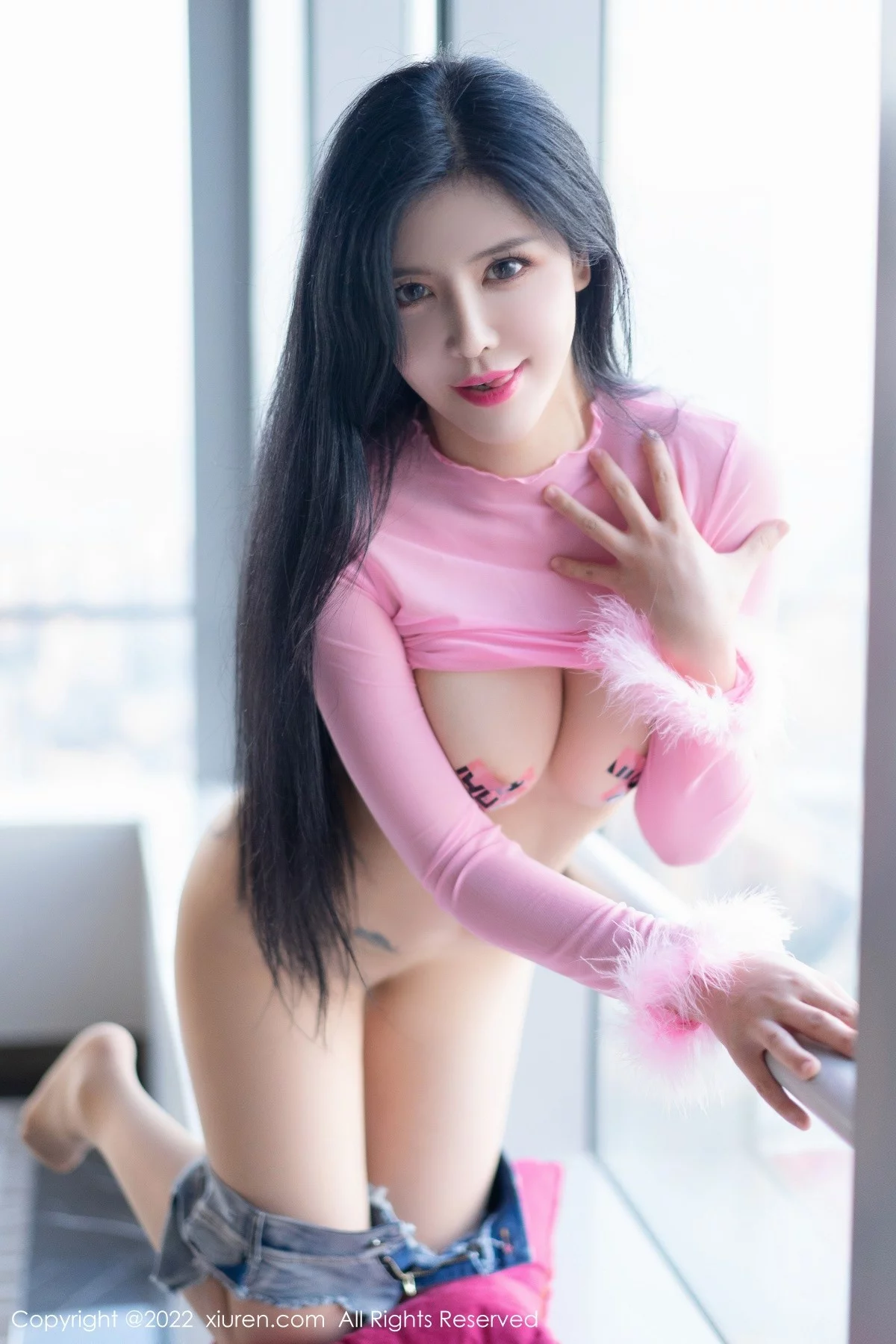 [[XiuRen秀人网]秀人网]No.5599_女神刘钰儿成都旅拍性感粉色紧身上衣配牛仔短裤撩人诱惑写真70P