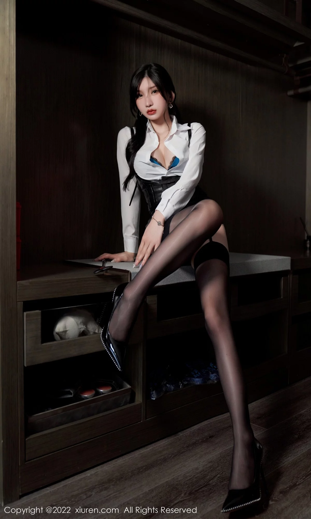 [[XiuRen秀人网]秀人网]No.5602_女神周于希Sally性感白T配黑皮短裙露黑色蕾丝内衣完美诱惑写真90P