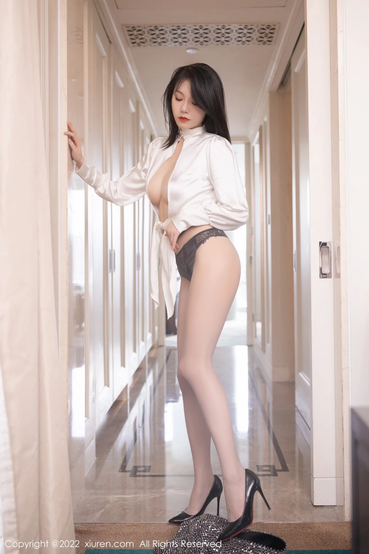 [[XiuRen秀人网]秀人网]No.5480_模特安然anran白领装扮性感白色长T配短裙秀完美身材诱惑写真81P