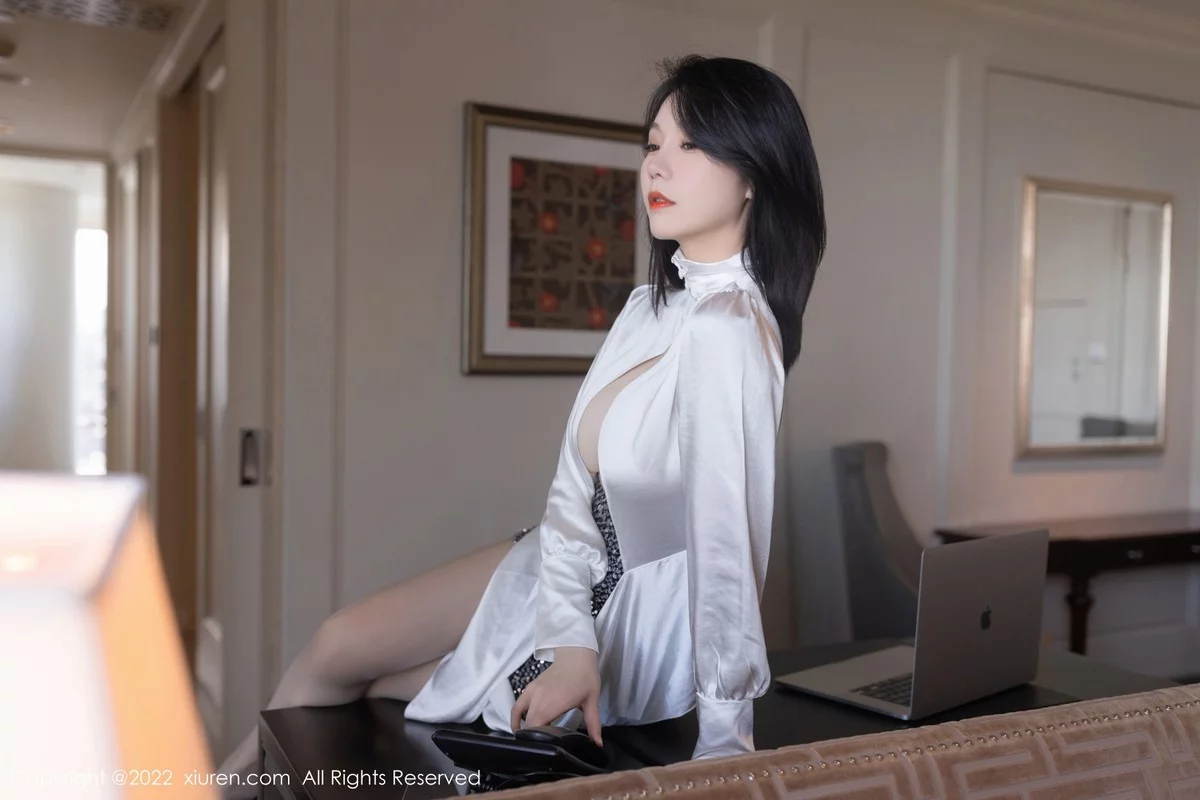 [[XiuRen秀人网]秀人网]No.5480_模特安然anran白领装扮性感白色长T配短裙秀完美身材诱惑写真81P