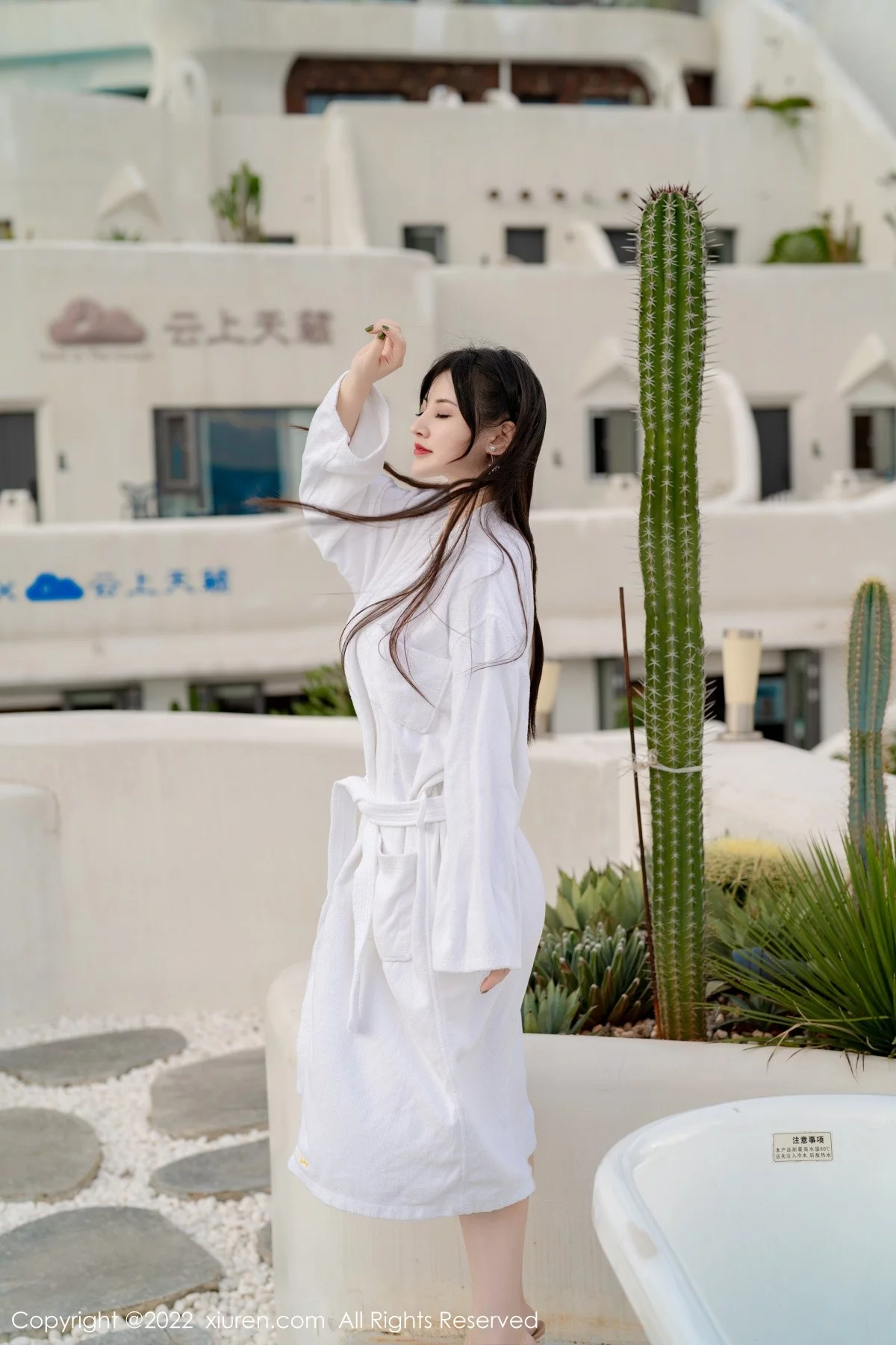 [[XiuRen秀人网]秀人网]No.5476_模特诗诗kiki大理旅拍户外性感白色比基尼秀惹火身材诱惑写真55P