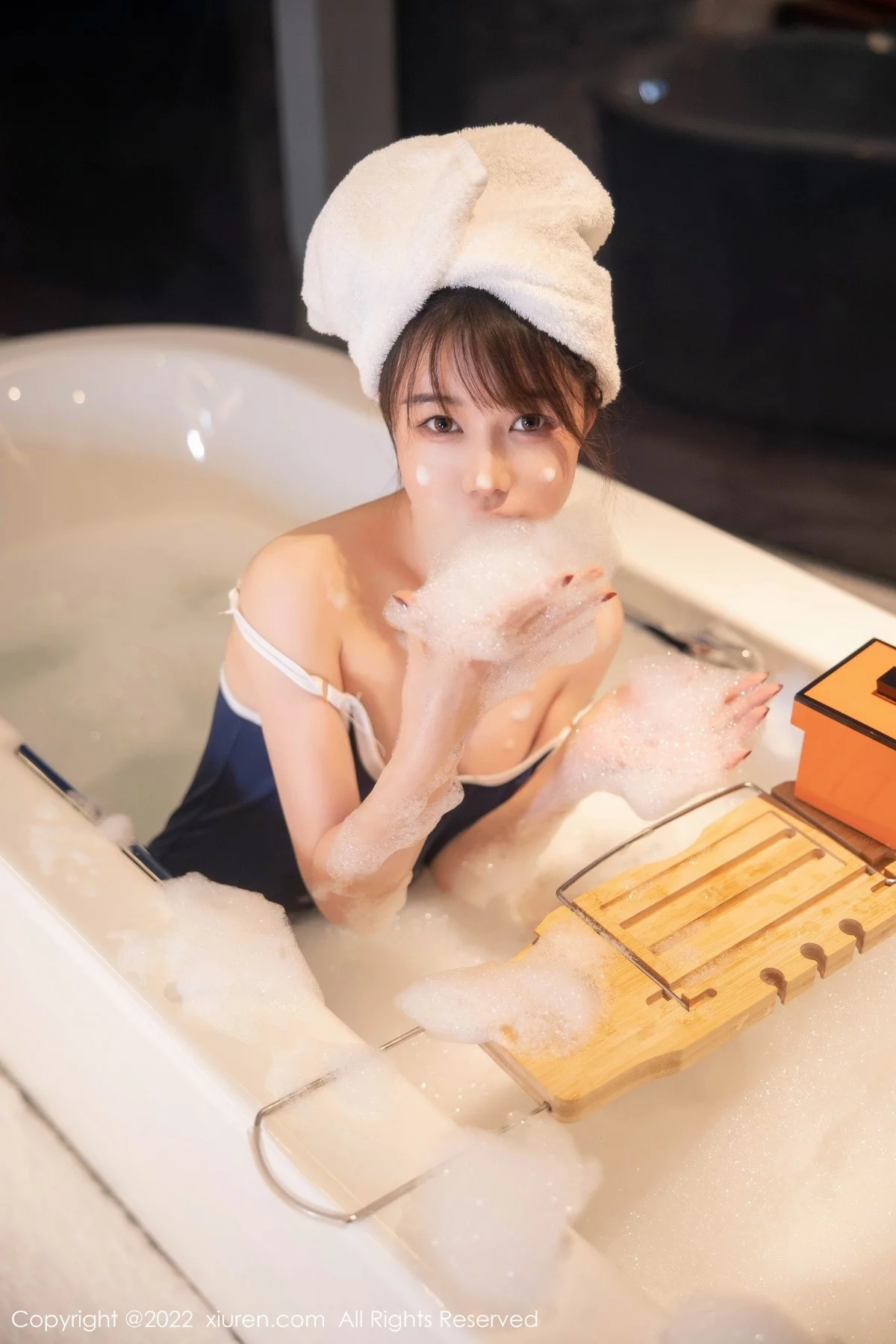 [[XiuRen秀人网]秀人网]No.5477_模特婠婠么私房浴缸性感深蓝色比基尼湿身泡泡浴撩人诱惑写真76P